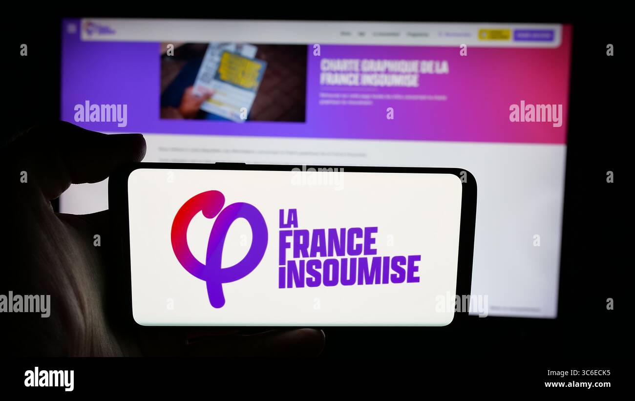 Stuttgart, Deutschland - 26.06.2025: Person mit Handy mit Logo der französischen Partei La France Insoumise (FI) auf dem Bildschirm vor der Webseite. Stockfoto