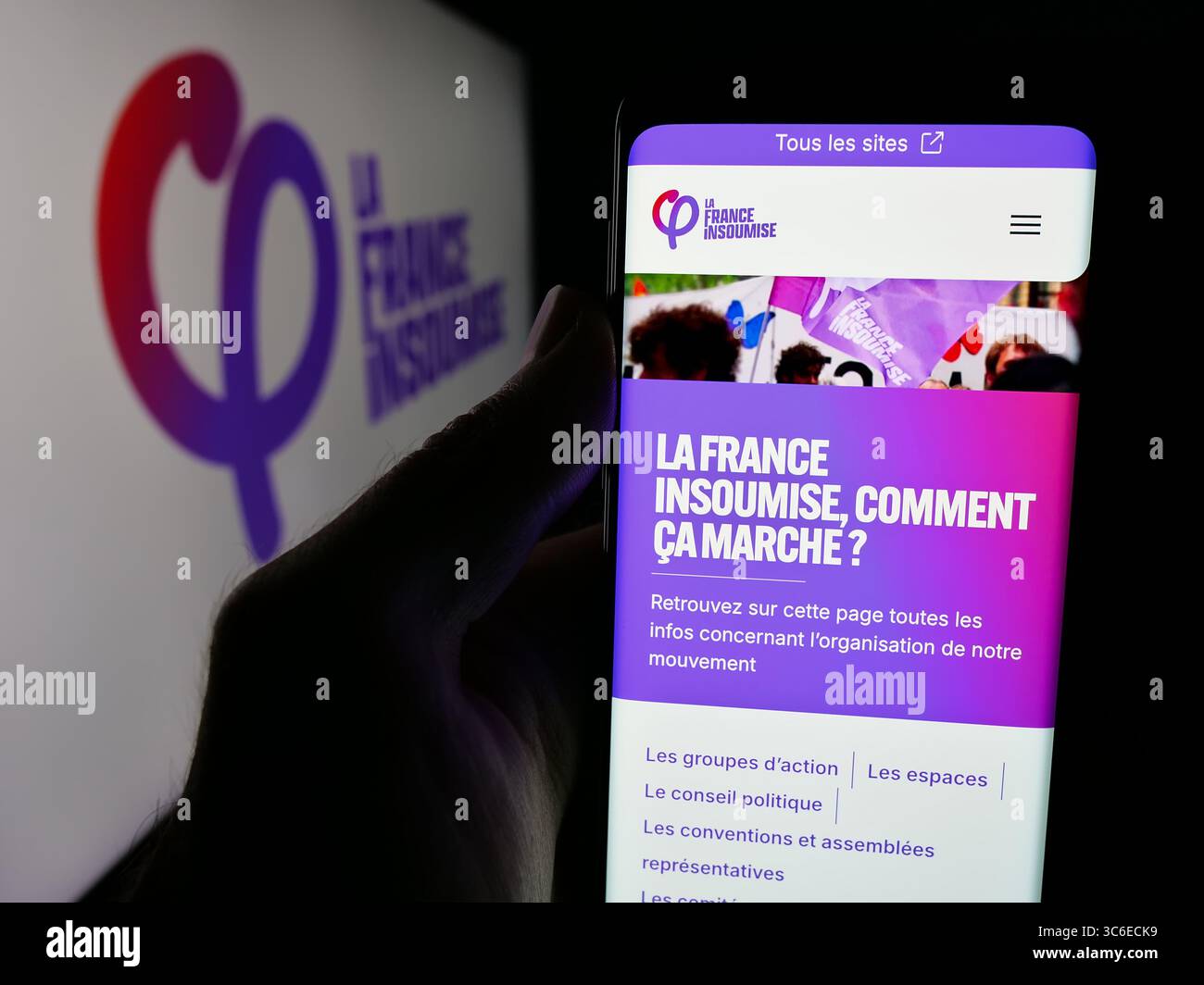 Stuttgart, Deutschland - 26.06.2025: Person, die ein Handy hält, mit Webseite der französischen Partei La France Insoumise (FI) vor dem Logo auf dem Bildschirm. Stockfoto