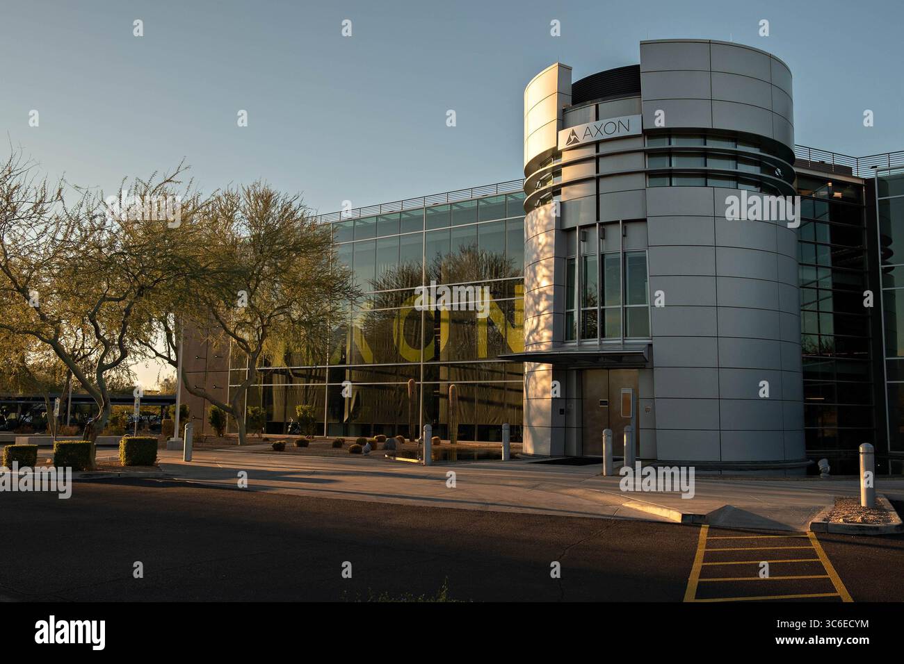 1. Januar 2021, Tempe, Arizona, USA: Hauptquartier für Axon Enterprise, Inc. In Scottsdale, Arizona, ein Unternehmen, das Technologie- und Waffenprodukte für Militär, Strafverfolgungsbehörden und Zivilisten entwickelt. Sein ursprüngliches Produkt und früherer Namensgeber ist Taser, eine Serie von Elektroschock-Waffen. (Bild: © Tom Story/ZUMA Wire) Stockfoto