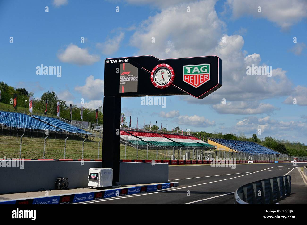 Budapest, Ungarn. 31. Juli 2025. 31. Juli 2025, Hungaroring, Budapest, FORMEL 1 GROSSER PREIS VON UNGARN LENOVO 2025, im Bild Boxenausgang mit Tag Heuer Logo Credit: dpa/Alamy Live News Stockfoto