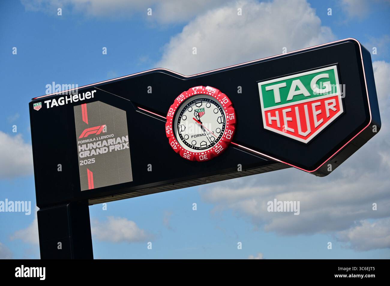 Budapest, Ungarn. 31. Juli 2025. 31. Juli 2025, Hungaroring, Budapest, FORMEL 1 GROSSER PREIS VON UNGARN LENOVO 2025, im Bild Boxenausgang mit Tag Heuer Logo Credit: dpa/Alamy Live News Stockfoto