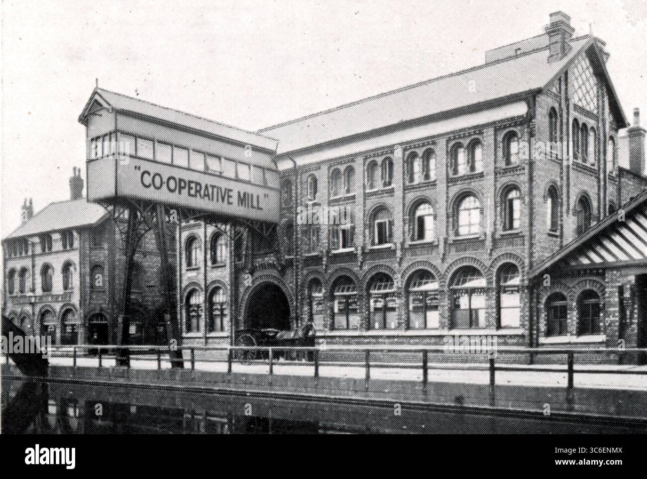 The Co-operative Mill in Waterside, North Lincoln. Aus einer Auswahl gedruckter Fotografien, die erstmals 1911 von der Co-operative Wholesale Society veröffentlicht wurden und sich auf den 50. Jahrestag der Co-OP in Lincoln beziehen. Stockfoto