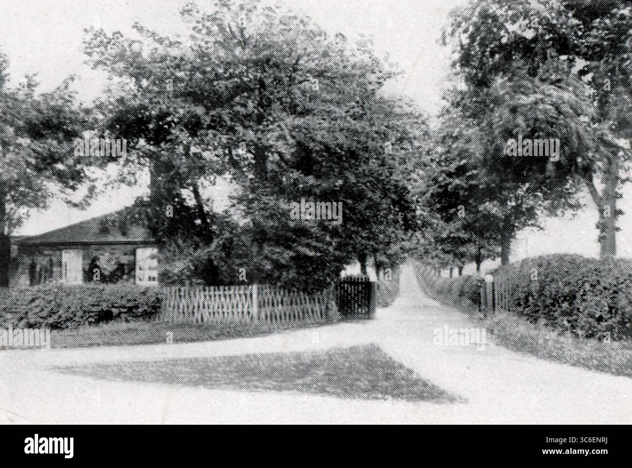 Eintritt zum Ashfield Farm Estate der Lincoln Co-OP Society. Aus einer Auswahl gedruckter Fotografien, die erstmals 1911 von der Co-operative Wholesale Society veröffentlicht wurden und sich auf den 50. Jahrestag der Co-OP in Lincoln beziehen. Stockfoto