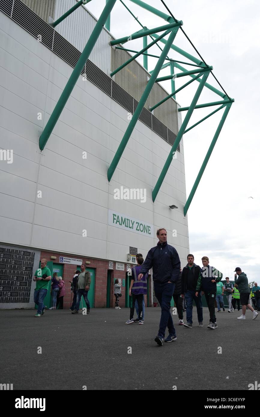 31. Juli 2025; Easter Road, Edinburgh, Schottland: UEFA Europa League, zweite Qualifikationsrunde, zweites Bein, Hibernian gegen Midtjylland; außerhalb der Easter Road, wenn die Fans ankommen Stockfoto