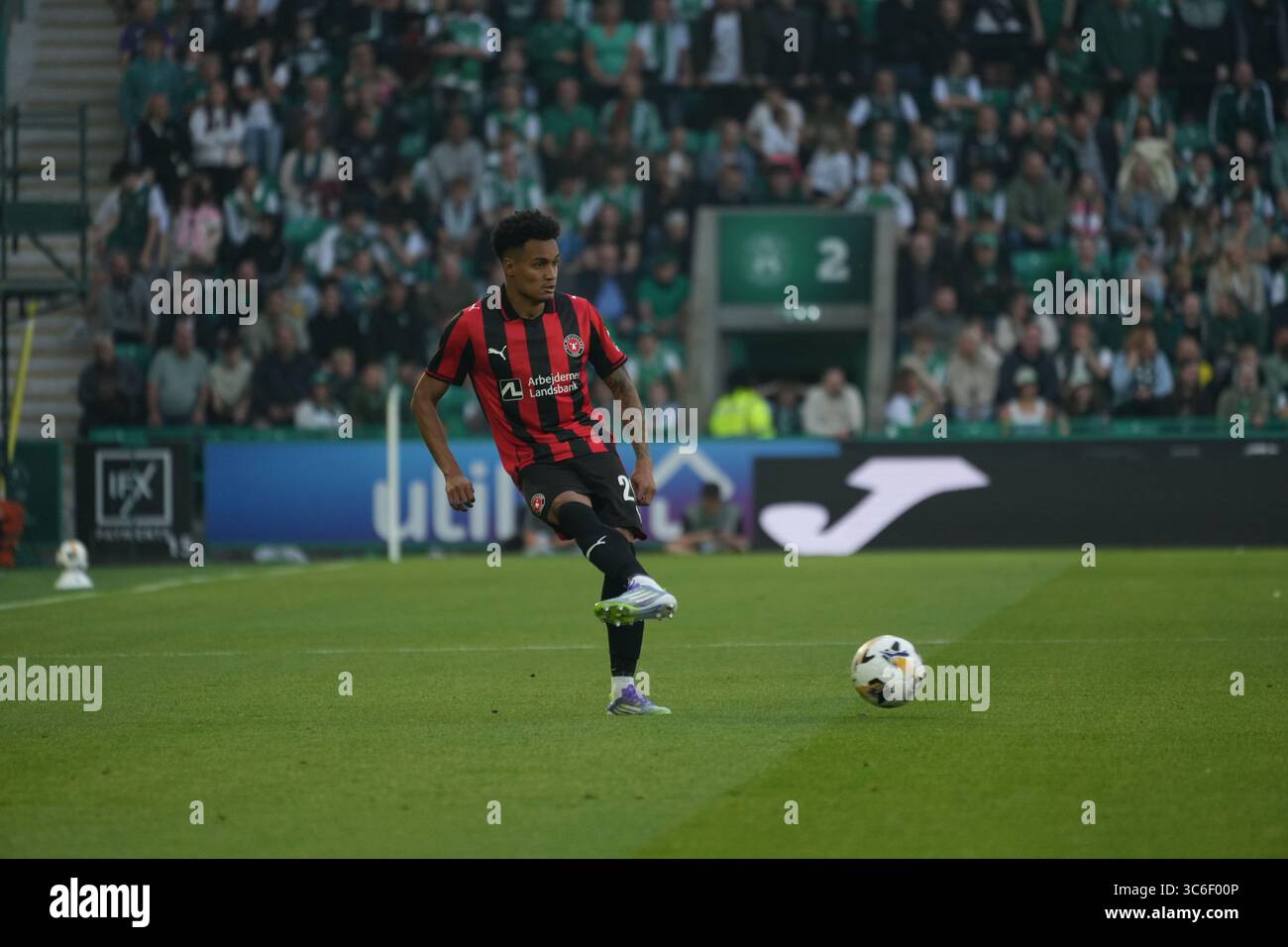 31. Juli 2025; Easter Road, Edinburgh, Schottland: UEFA Europa League, zweite Qualifikationsrunde, zweites Bein, Hibernian gegen Midtjylland; da Silva Paulinho aus Midtjylland geht ins All Stockfoto