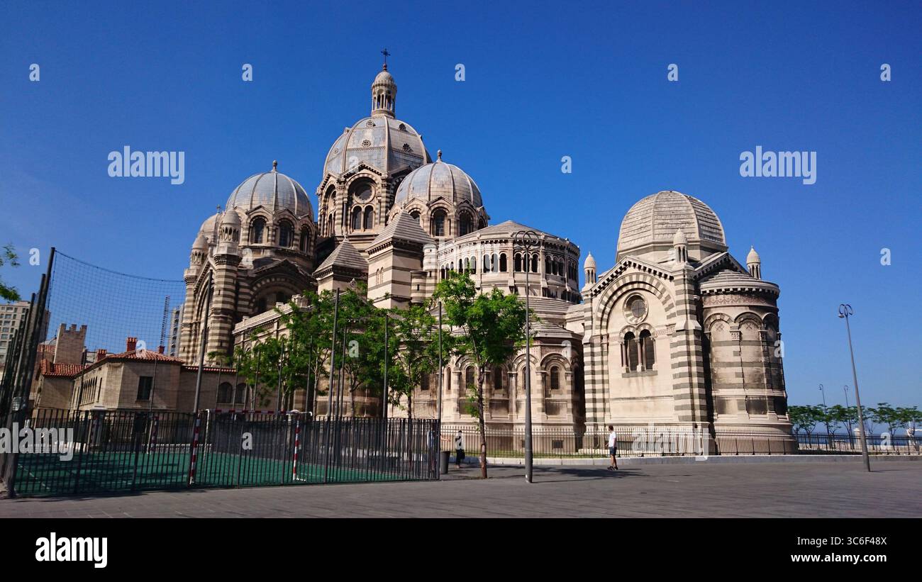 Kathedrale von Marseille Sainte-Marie-majeure de Marseille oder Cathedrale de La Major. Im Vordergrund befindet sich ein Fußballspielplatz. Juni 2019. Mars Stockfoto