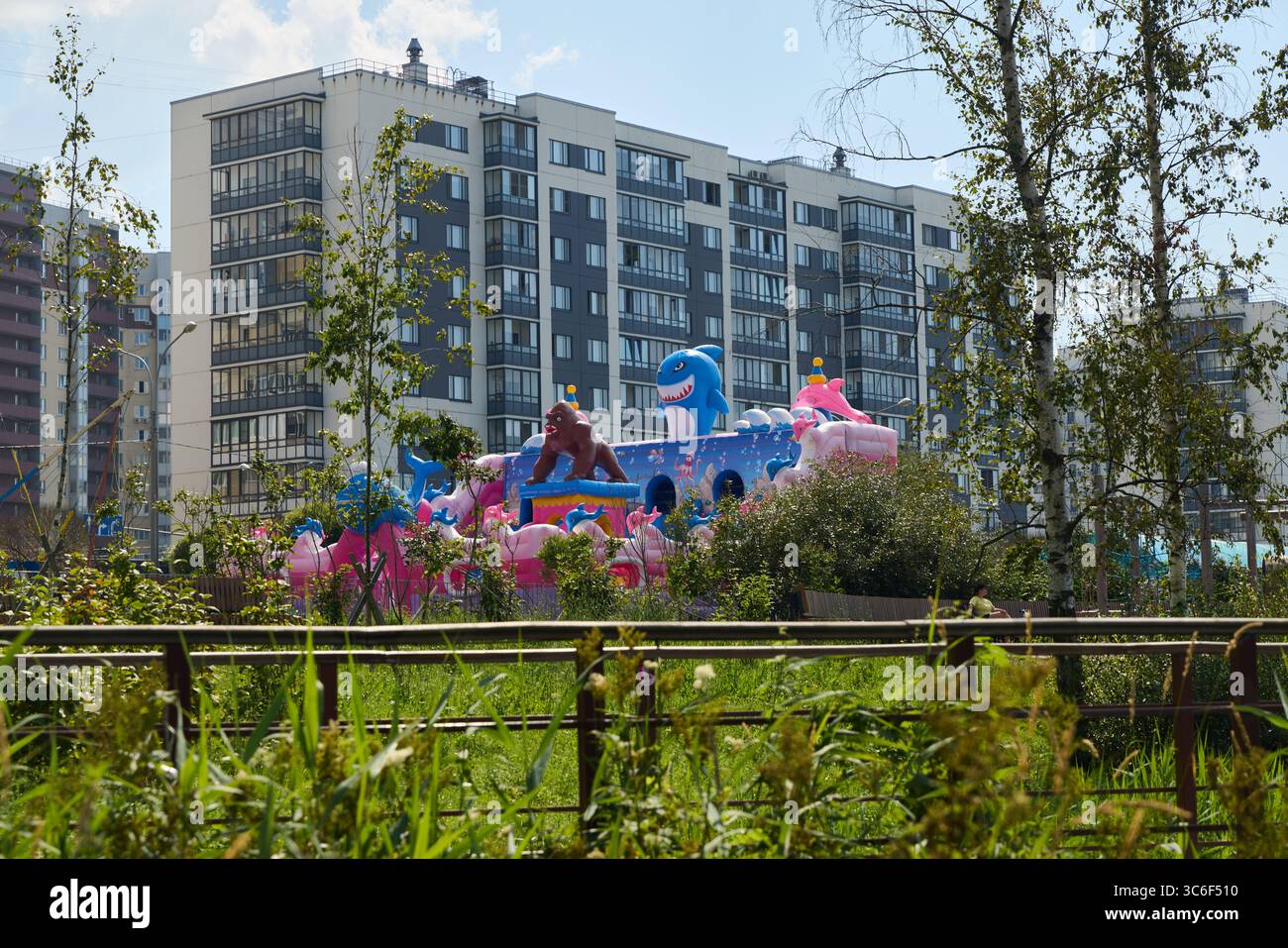 Eine lebendige und lebendige Spielplatzszene, die farbenfrohe Schlauchboote in einer urbanen Umgebung zeigt Stockfoto