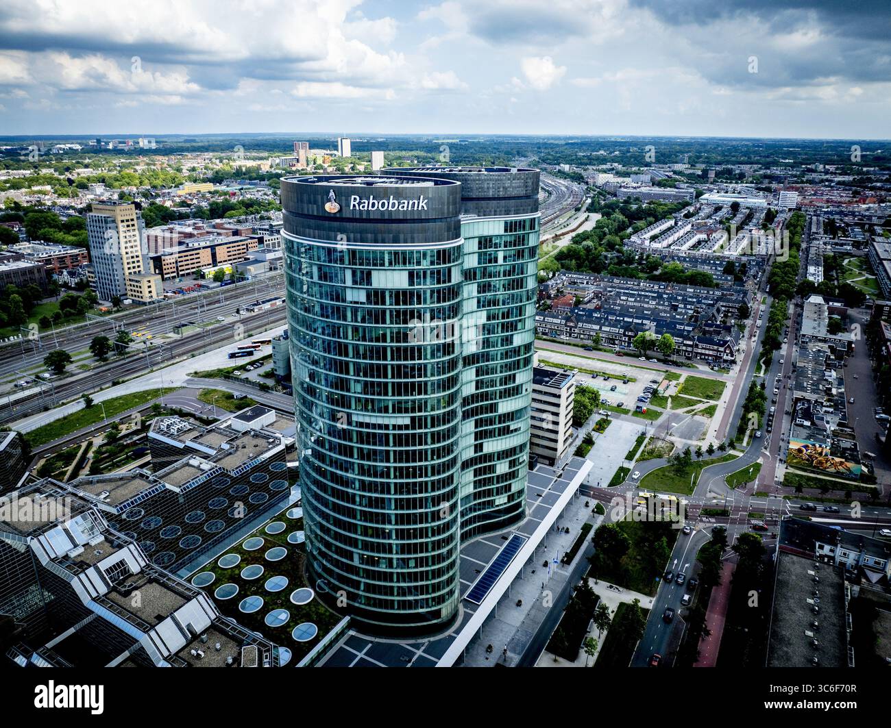 UTRECHT – das Rabobank Bestuurscentrum oder die Rabotoren, auch bekannt als Fernglas, ist ein Bürogebäude in der Stadt Utrecht. Mit 105 Metern bilden die beiden verbundenen Türme auf Croeselaan das höchste Bürogebäude der Stadt und wurden im Juni 2011 als neues Hauptquartier der Rabobank eingeweiht. ANP / Hollandse Hoogte / Robin Utrecht niederlande aus - belgien aus Stockfoto UTRECHT – das Rabobank Bestuurscentrum oder die Rabotoren, auch bekannt als Fernglas, ist ein Bürogebäude in der Stadt Utrecht. Mit 105 Metern bilden die beiden verbundenen Türme auf Croeselaan das höchste Bürogebäude der Stadt und wurden im Juni 2011 als neues Hauptquartier der Rabobank eingeweiht. ANP / Hollandse Hoogte / Robin Utrecht niederlande aus - belgien aus Stockfoto