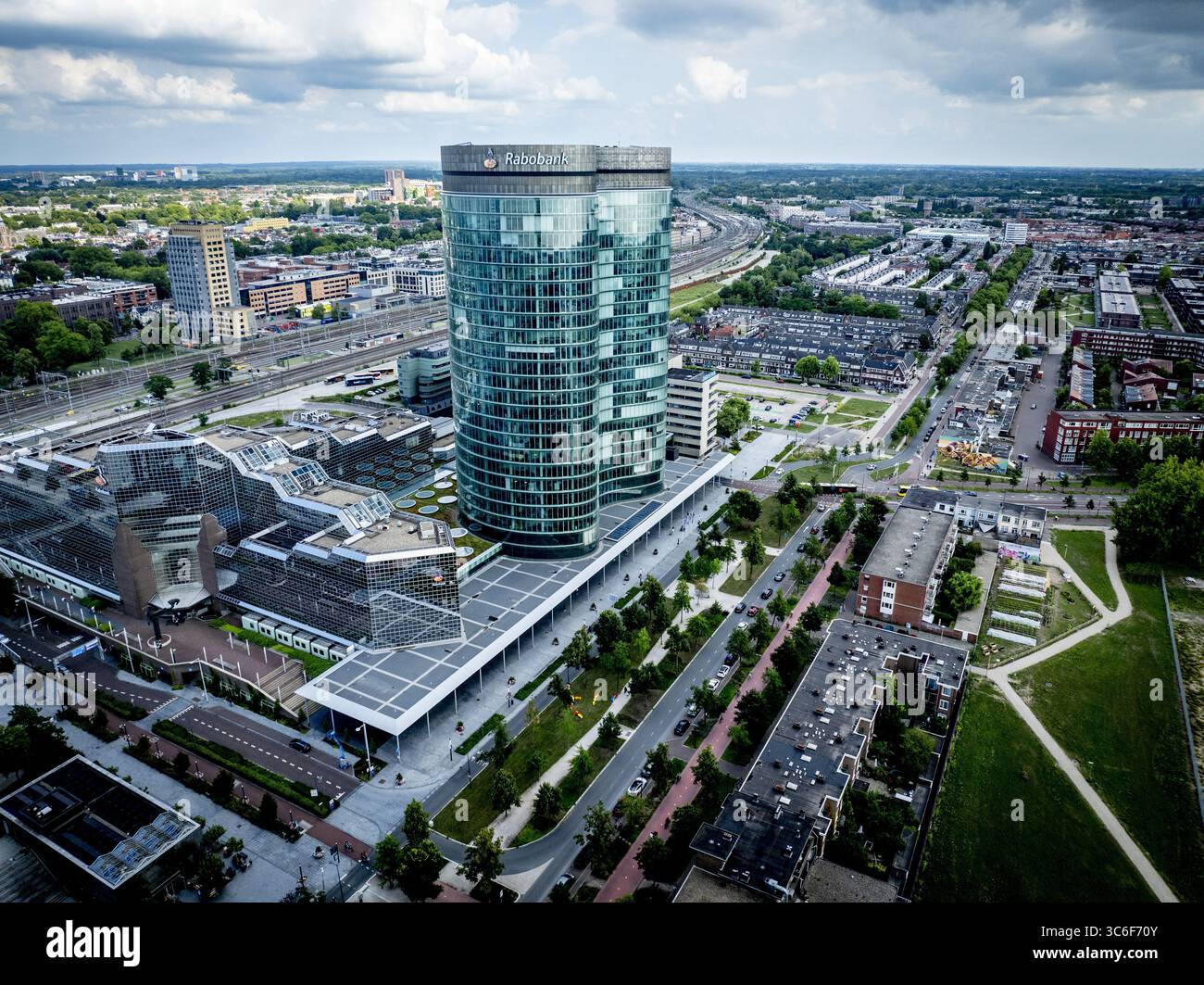 UTRECHT – das Rabobank Bestuurscentrum oder die Rabotoren, auch bekannt als Fernglas, ist ein Bürogebäude in der Stadt Utrecht. Mit 105 Metern bilden die beiden verbundenen Türme auf Croeselaan das höchste Bürogebäude der Stadt und wurden im Juni 2011 als neues Hauptquartier der Rabobank eingeweiht. ANP / Hollandse Hoogte / Robin Utrecht niederlande aus - belgien aus Stockfoto UTRECHT – das Rabobank Bestuurscentrum oder die Rabotoren, auch bekannt als Fernglas, ist ein Bürogebäude in der Stadt Utrecht. Mit 105 Metern bilden die beiden verbundenen Türme auf Croeselaan das höchste Bürogebäude der Stadt und wurden im Juni 2011 als neues Hauptquartier der Rabobank eingeweiht. ANP / Hollandse Hoogte / Robin Utrecht niederlande aus - belgien aus Stockfoto