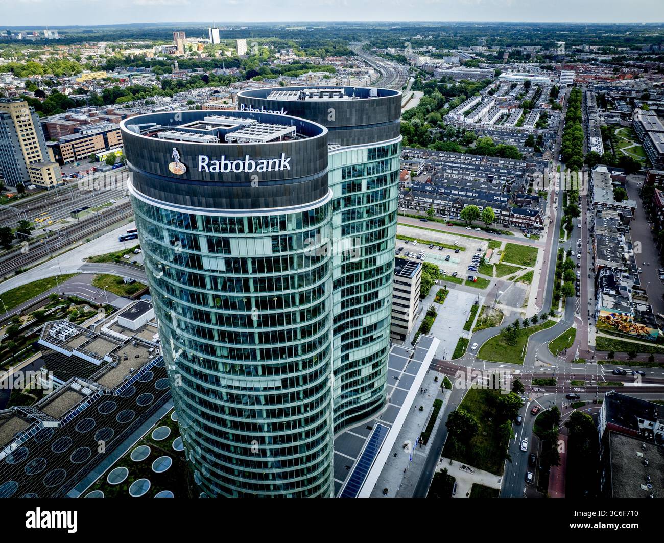 UTRECHT – das Rabobank Bestuurscentrum oder die Rabotoren, auch bekannt als Fernglas, ist ein Bürogebäude in der Stadt Utrecht. Mit 105 Metern bilden die beiden verbundenen Türme auf Croeselaan das höchste Bürogebäude der Stadt und wurden im Juni 2011 als neues Hauptquartier der Rabobank eingeweiht. ANP / Hollandse Hoogte / Robin Utrecht niederlande aus - belgien aus Stockfoto UTRECHT – das Rabobank Bestuurscentrum oder die Rabotoren, auch bekannt als Fernglas, ist ein Bürogebäude in der Stadt Utrecht. Mit 105 Metern bilden die beiden verbundenen Türme auf Croeselaan das höchste Bürogebäude der Stadt und wurden im Juni 2011 als neues Hauptquartier der Rabobank eingeweiht. ANP / Hollandse Hoogte / Robin Utrecht niederlande aus - belgien aus Stockfoto