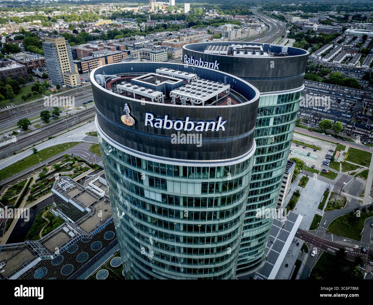 UTRECHT – das Rabobank Bestuurscentrum oder die Rabotoren, auch bekannt als Fernglas, ist ein Bürogebäude in der Stadt Utrecht. Mit 105 Metern bilden die beiden verbundenen Türme auf Croeselaan das höchste Bürogebäude der Stadt und wurden im Juni 2011 als neues Hauptquartier der Rabobank eingeweiht. ANP / Hollandse Hoogte / Robin Utrecht niederlande aus - belgien aus Stockfoto UTRECHT – das Rabobank Bestuurscentrum oder die Rabotoren, auch bekannt als Fernglas, ist ein Bürogebäude in der Stadt Utrecht. Mit 105 Metern bilden die beiden verbundenen Türme auf Croeselaan das höchste Bürogebäude der Stadt und wurden im Juni 2011 als neues Hauptquartier der Rabobank eingeweiht. ANP / Hollandse Hoogte / Robin Utrecht niederlande aus - belgien aus Stockfoto