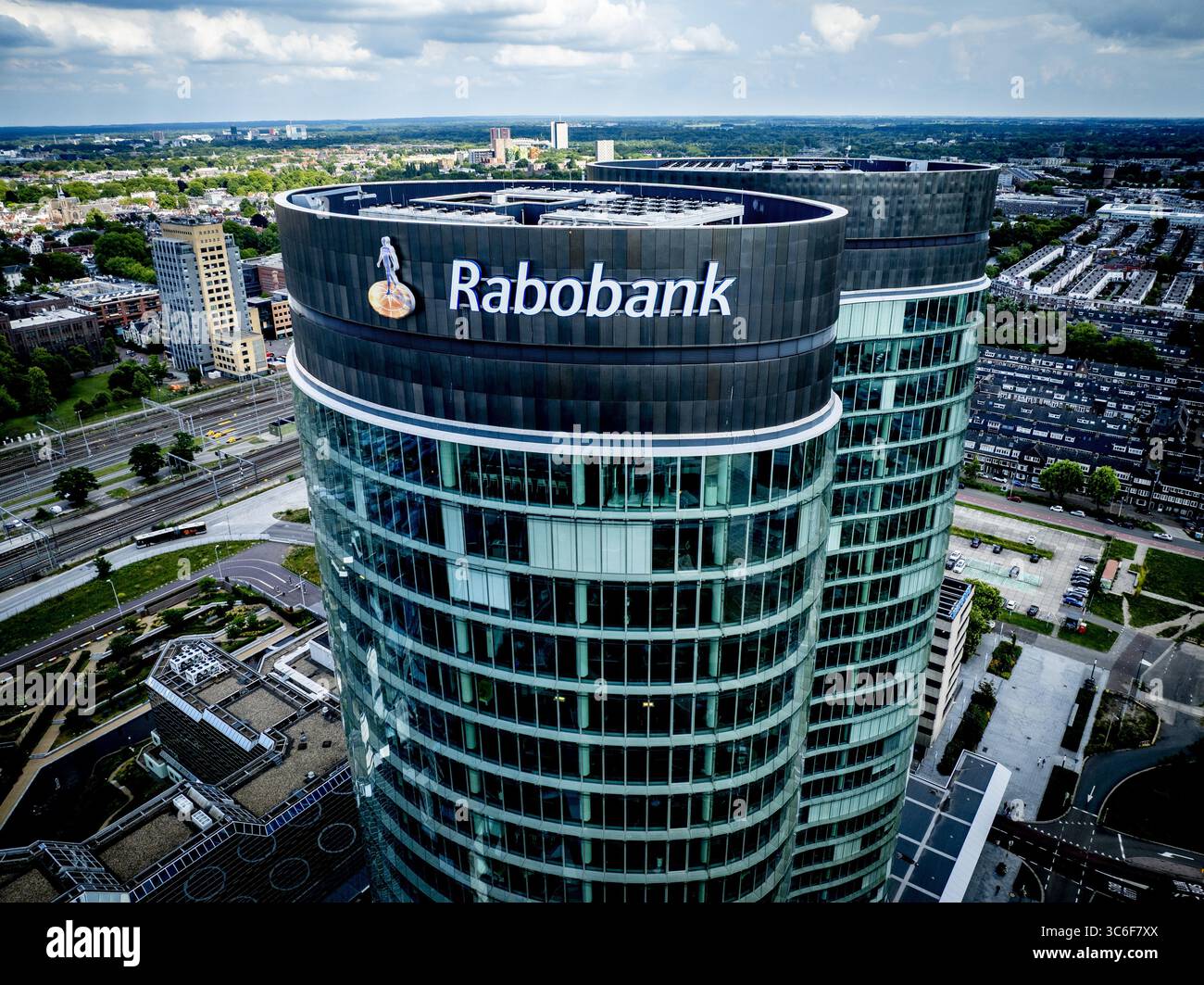 UTRECHT – das Rabobank Bestuurscentrum oder die Rabotoren, auch bekannt als Fernglas, ist ein Bürogebäude in der Stadt Utrecht. Mit 105 Metern bilden die beiden verbundenen Türme auf Croeselaan das höchste Bürogebäude der Stadt und wurden im Juni 2011 als neues Hauptquartier der Rabobank eingeweiht. ANP / Hollandse Hoogte / Robin Utrecht niederlande aus - belgien aus Stockfoto UTRECHT – das Rabobank Bestuurscentrum oder die Rabotoren, auch bekannt als Fernglas, ist ein Bürogebäude in der Stadt Utrecht. Mit 105 Metern bilden die beiden verbundenen Türme auf Croeselaan das höchste Bürogebäude der Stadt und wurden im Juni 2011 als neues Hauptquartier der Rabobank eingeweiht. ANP / Hollandse Hoogte / Robin Utrecht niederlande aus - belgien aus Stockfoto