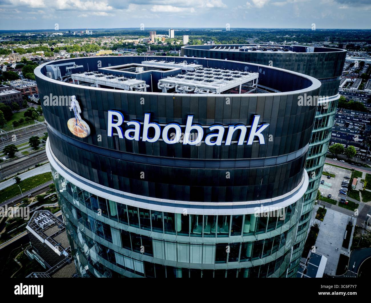 UTRECHT – das Rabobank Bestuurscentrum oder die Rabotoren, auch bekannt als Fernglas, ist ein Bürogebäude in der Stadt Utrecht. Mit 105 Metern bilden die beiden verbundenen Türme auf Croeselaan das höchste Bürogebäude der Stadt und wurden im Juni 2011 als neues Hauptquartier der Rabobank eingeweiht. ANP / Hollandse Hoogte / Robin Utrecht niederlande aus - belgien aus Stockfoto UTRECHT – das Rabobank Bestuurscentrum oder die Rabotoren, auch bekannt als Fernglas, ist ein Bürogebäude in der Stadt Utrecht. Mit 105 Metern bilden die beiden verbundenen Türme auf Croeselaan das höchste Bürogebäude der Stadt und wurden im Juni 2011 als neues Hauptquartier der Rabobank eingeweiht. ANP / Hollandse Hoogte / Robin Utrecht niederlande aus - belgien aus Stockfoto