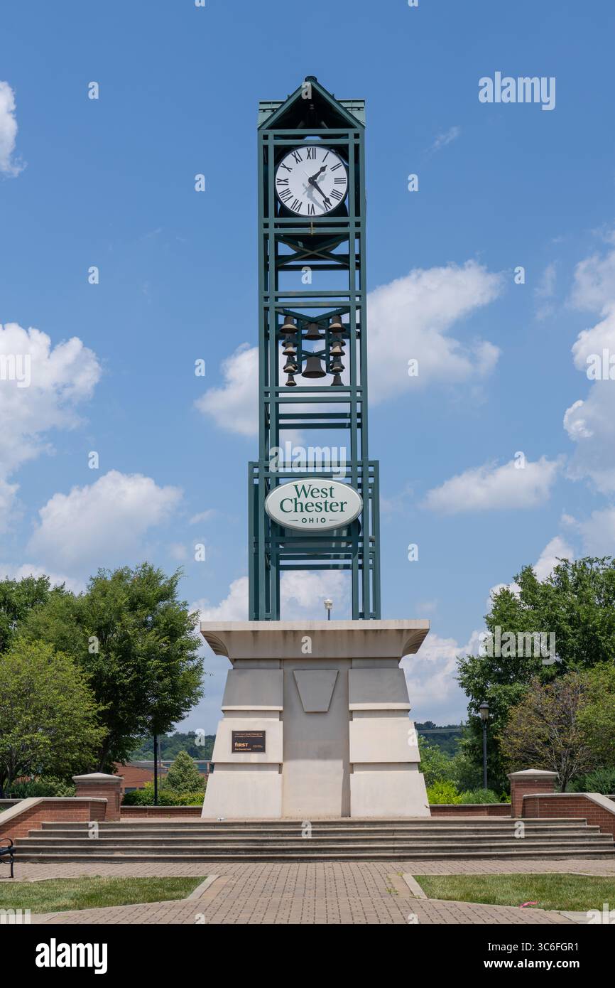 West Chester, OH - 27. Juni 2025: Der erste Uhrenturm der Finanzbank befindet sich auf dem Square im Union Centre, einem Treffpunkt im Freien in der Innenstadt. Stockfoto