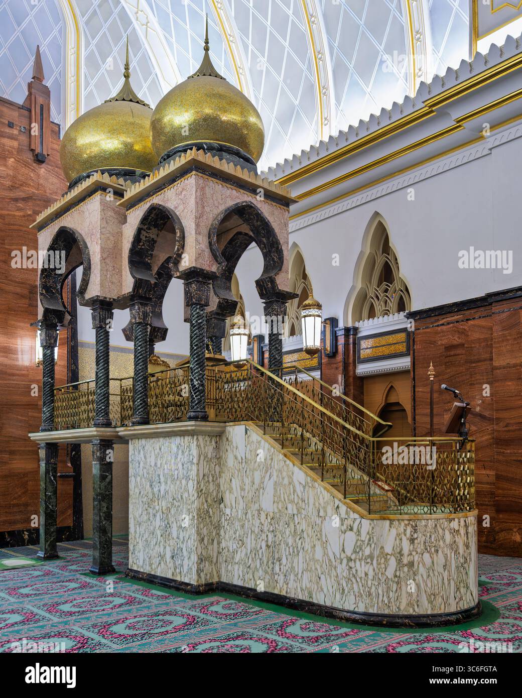 Verzierte Minbar mit goldenen Kuppeln, Marmortreppe und goldenem Geländer in der Omar Ali Saifuddien Moschee, Bandar Seri Begawan, Brunei Darussalam. Mit gemustertem Teppich Stockfoto