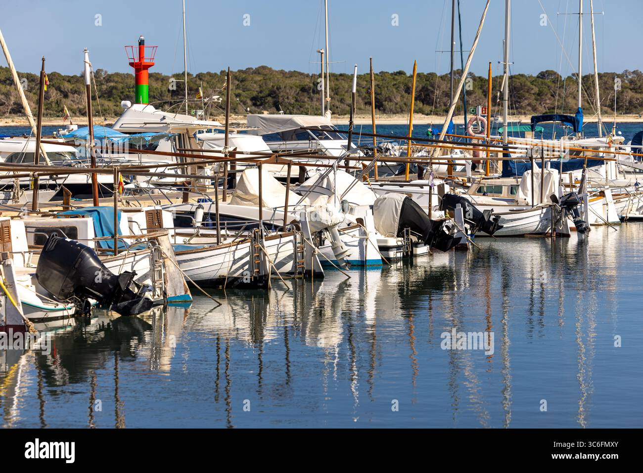 Kleine traditionelle Lautenboote und Segelbots liegen im Jachthafen Colonia de Sant Jordi, Mallorca, den Balearen, Spanien, Europa Stockfoto