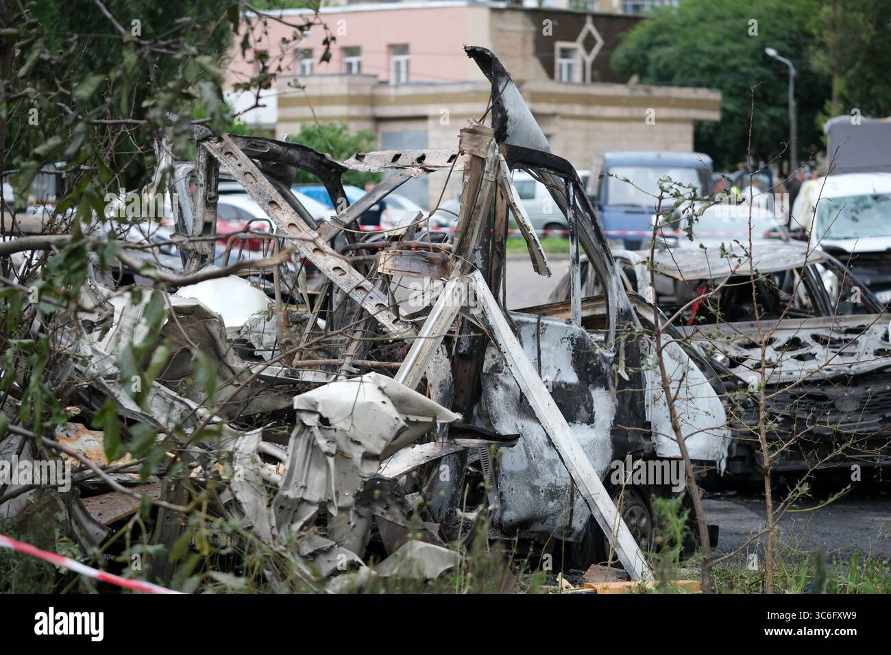 Verbrannte Fahrzeuge und verstreute Wrackteile erzählen die Geschichte der Folgen eines jüngsten Konflikts. Stockfoto