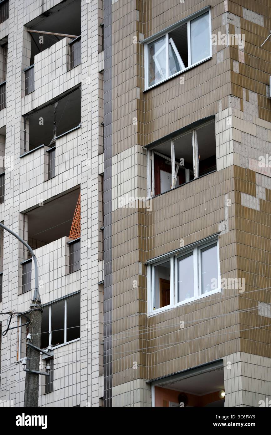 Ein abgenutztes Apartmentgebäude mit kaputten Fenstern und abblätternden Fliesen deutet auf verlorene Leben hin. Stockfoto
