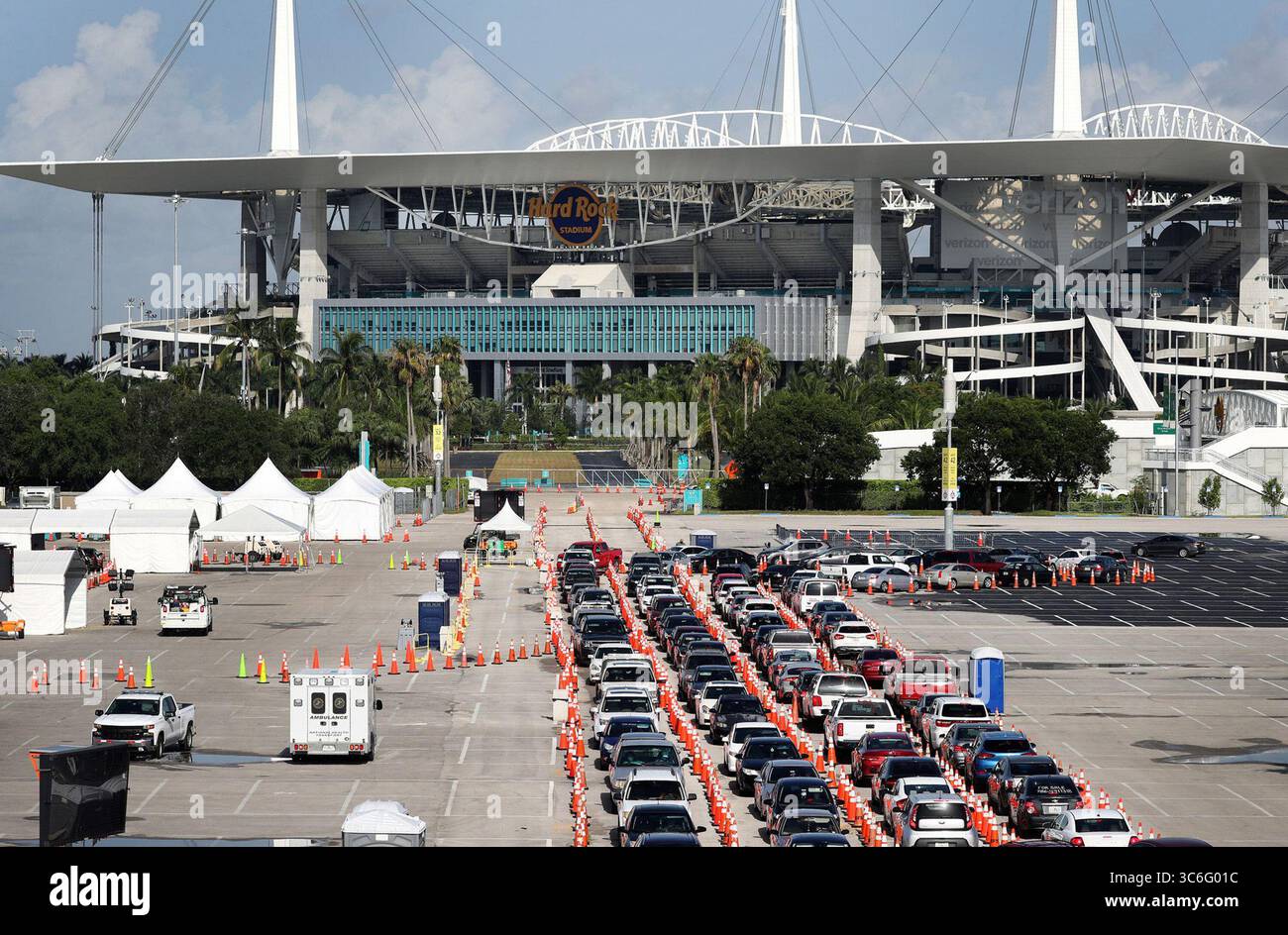 9. Januar 2021, USA: Fahrer stehen am 2. Juli 2020 für COVID-19-Tests im Hard Rock Stadium in Miami Gardens, Florida, an. (Kreditbild: © TNS via ZUMA Wire) Stockfoto