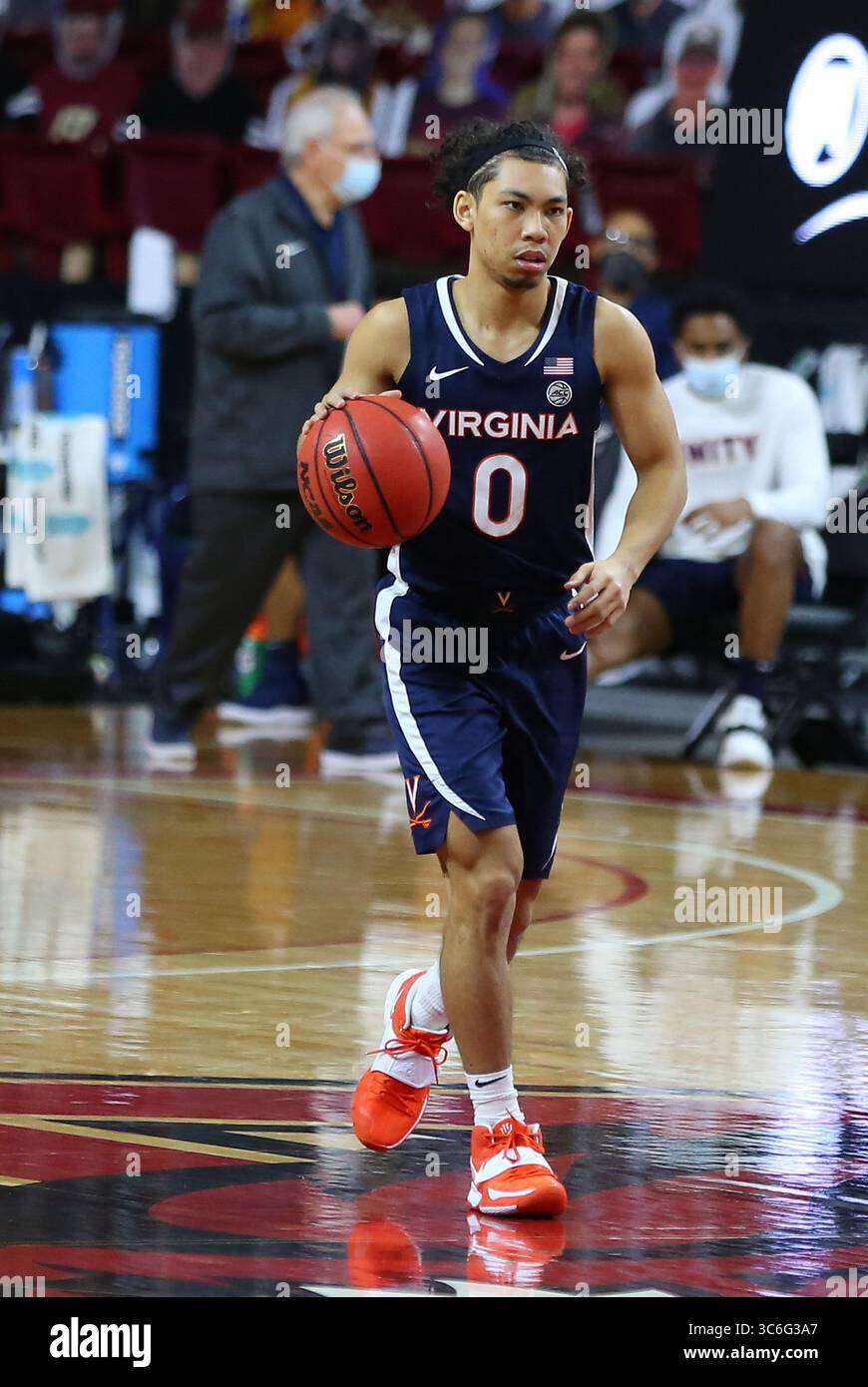 Januar 2021; Chestnut Hill, MA, USA; Virginia Cavaliers schützen Kihei Clark (0) beim NCAA-Basketballspiel zwischen Virginia Cavaliers und Boston College Eagles im Conte Forum. Anthony Nesmith/CSM(Credit Image: &Copy; Anthony Nesmith/CSM via ZUMA Wire) Stockfoto