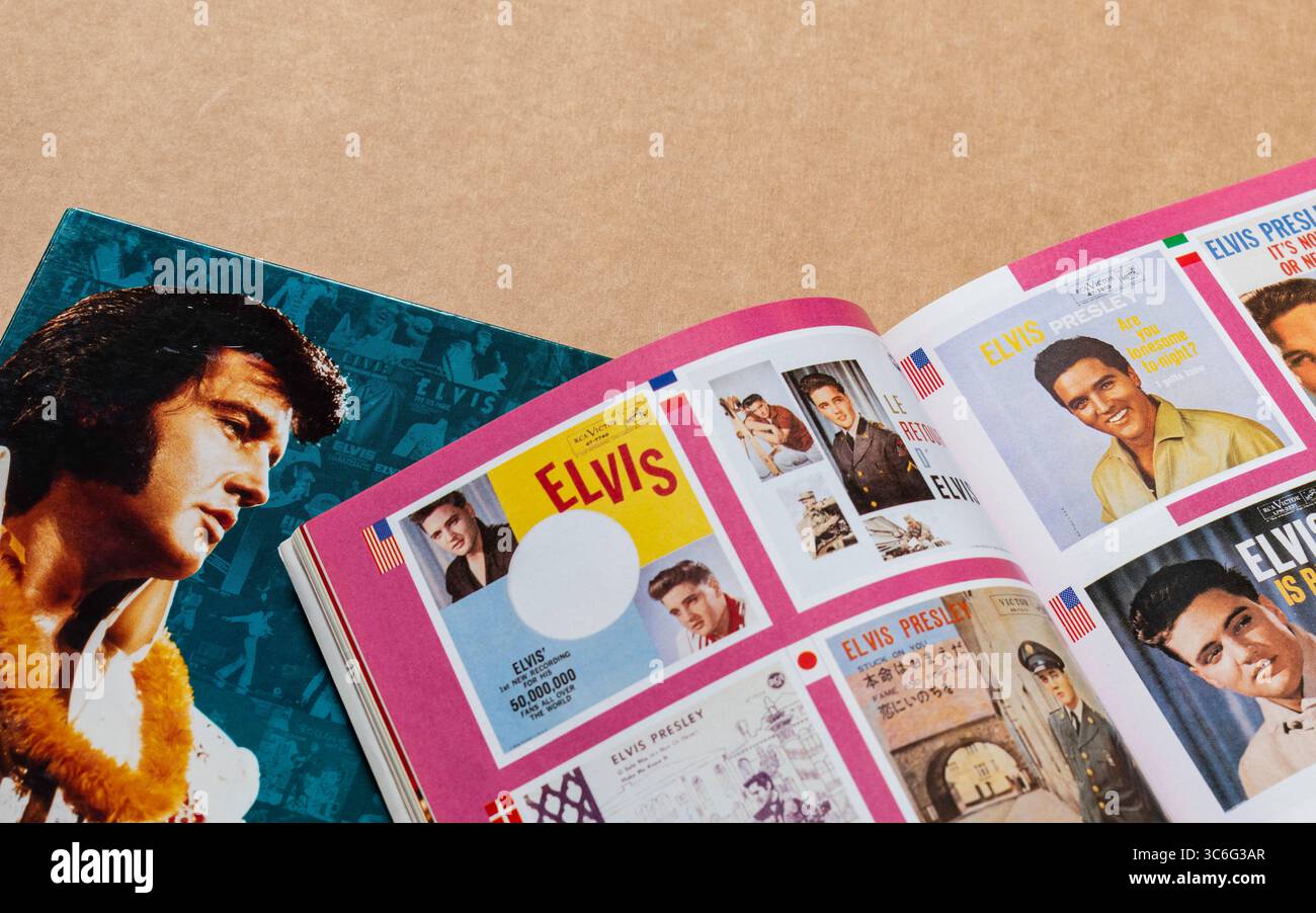 Flyer mit Elvis Presley und Booklet mit Vintage-Plakaten und Singles, veröffentlicht von RCA Victor isoliert auf leerem Hintergrund. Nur redaktionelle Verwendung. Stockfoto Flyer mit Elvis Presley und Booklet mit Vintage-Plakaten und Singles, veröffentlicht von RCA Victor isoliert auf leerem Hintergrund. Nur redaktionelle Verwendung. Stockfoto