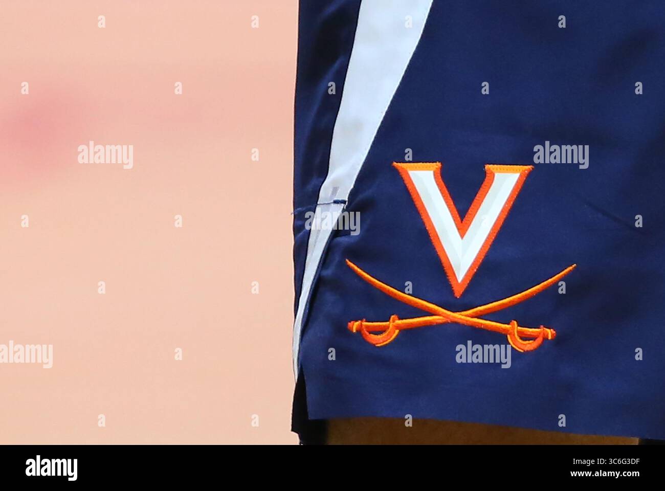 Januar 2021; Chestnut Hill, MA, USA; allgemeine Ansicht des Virginia Cavaliers-Logos während des NCAA-Basketballspiels zwischen Virginia Cavaliers und Boston College Eagles im Conte Forum. Anthony Nesmith/CSM(Credit Image: &Copy; Anthony Nesmith/CSM via ZUMA Wire) Stockfoto
