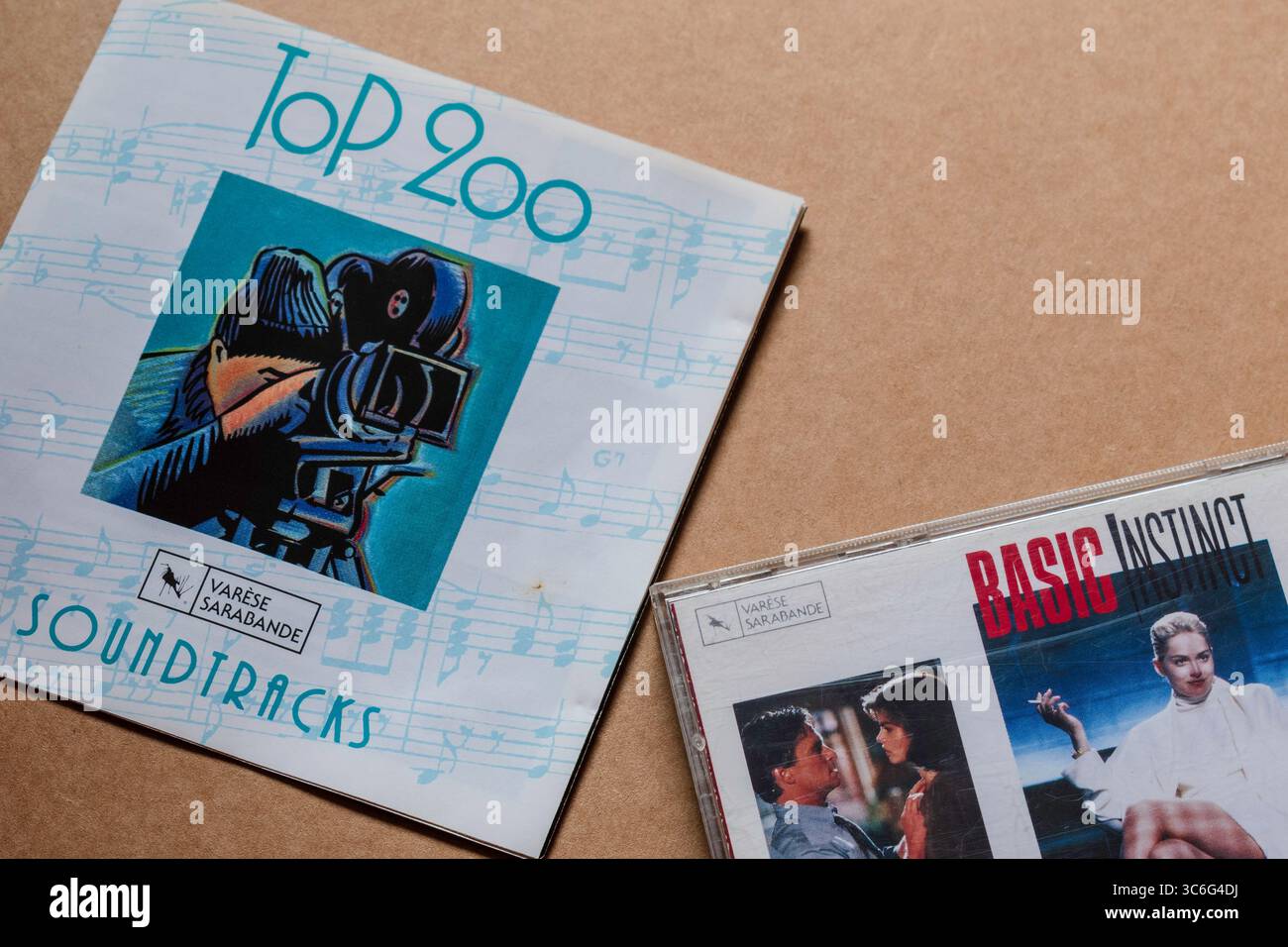 Basic Instinct Original Motion Picture Soundtrack Album Cover mit „Top 200 Soundtracks“ Flyer, isoliert auf leerem Hintergrund. Stockfoto