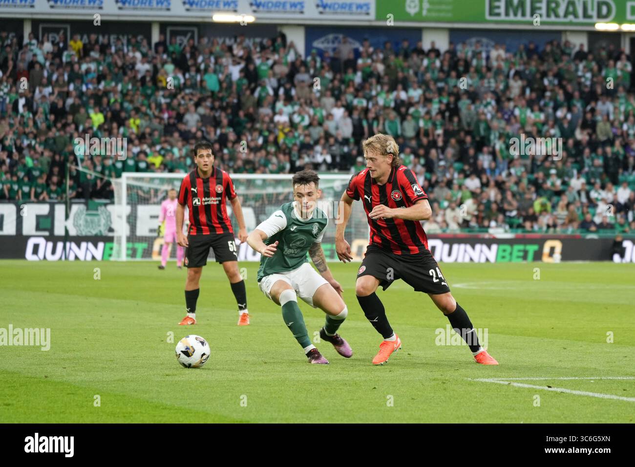 31. Juli 2025; Easter Road, Edinburgh, Schottland: UEFA Europa League, zweite Qualifikationsrunde, zweites Leg, Hibernian gegen Midtjylland; Oliver Sorensen aus Midtjylland dreht und hält den Ball im Besitz Stockfoto