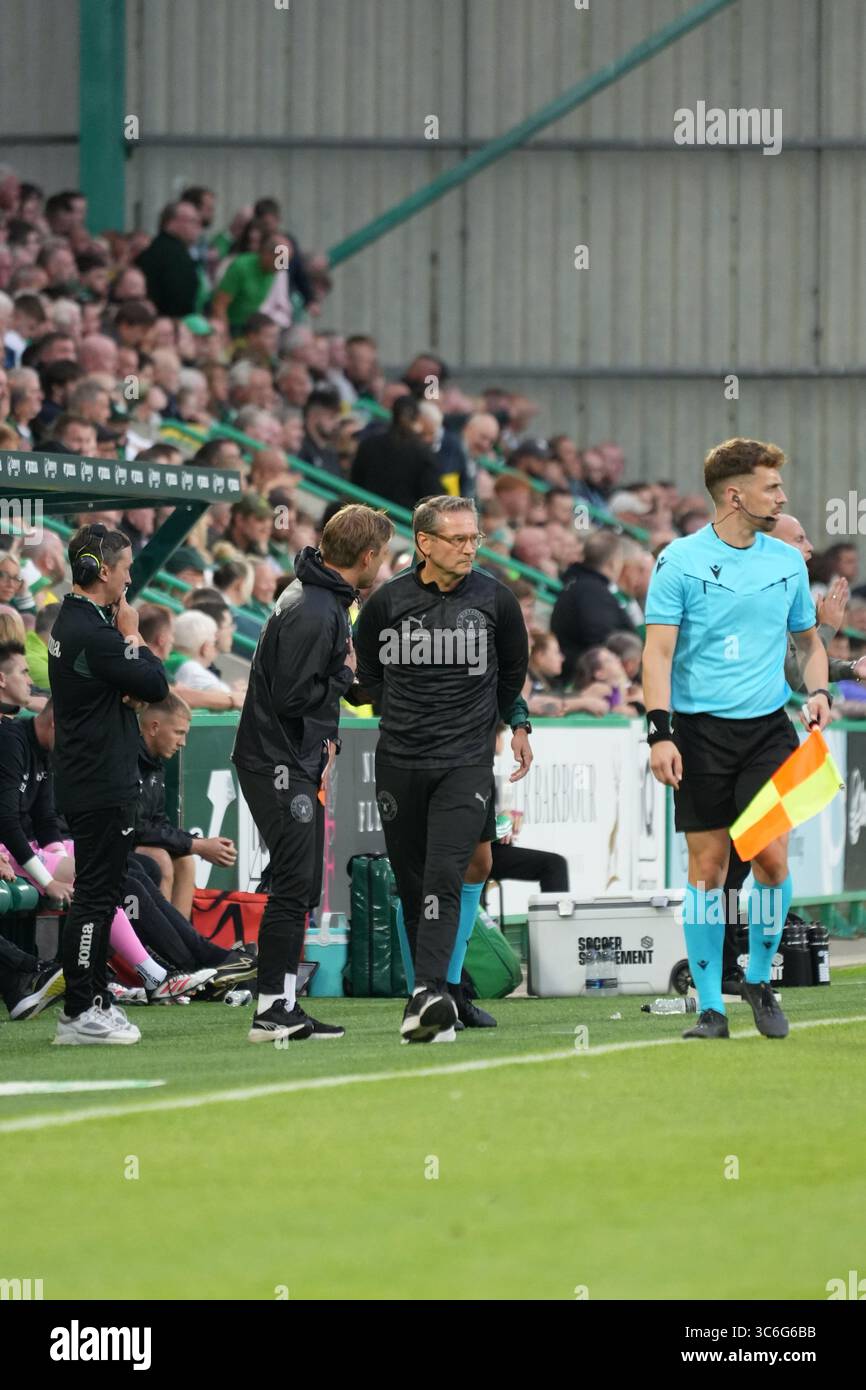 31. Juli 2025; Easter Road, Edinburgh, Schottland: UEFA Europa League, zweite Qualifikationsrunde, zweites Bein, Hibernian gegen Midtjylland; Thomas Thomasberg, der Manager von Midtjylland sieht von der Touchline aus zu Stockfoto