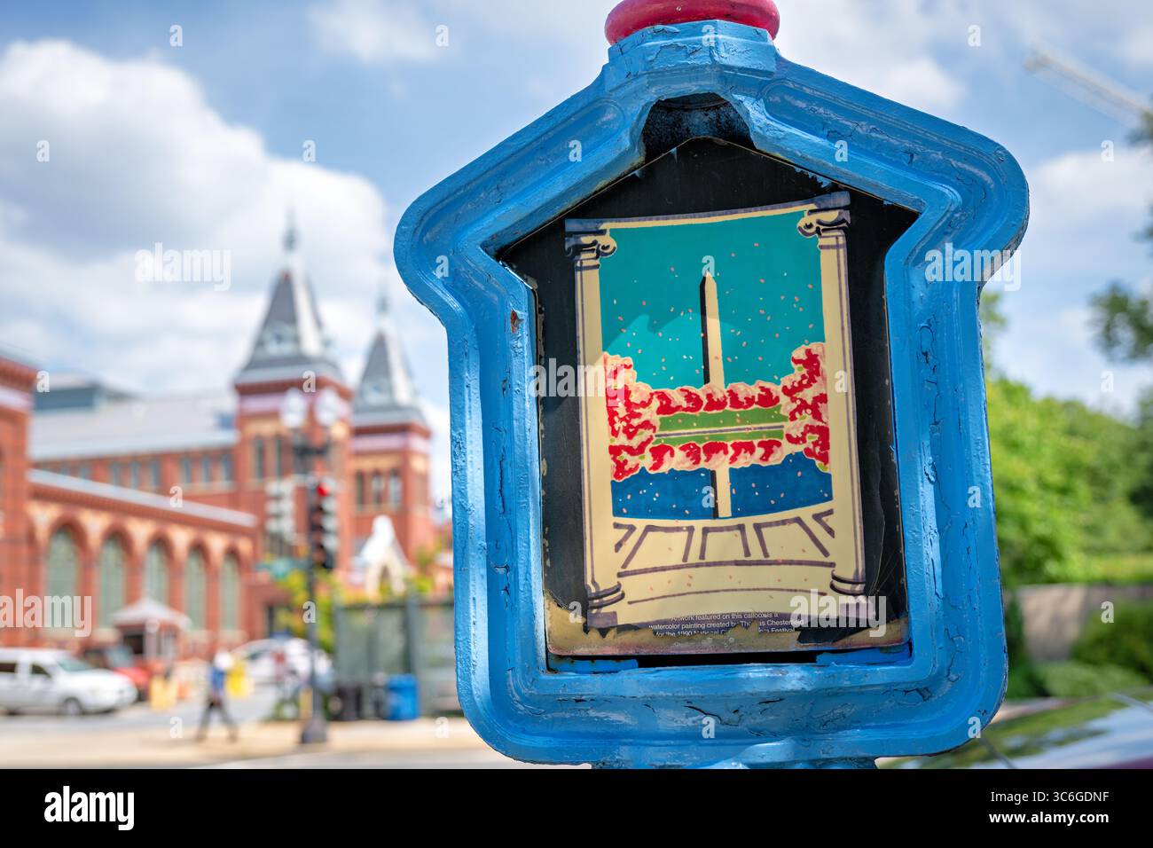 WASHINGTON DC – Ein Aquarellgemälde von Thomas Chesterfield, das 1990 für das Cherry Blossom Festival geschaffen wurde, ziert eine restaurierte historische Polizei- und Feuerwehrbox. Seit den 1860er Jahren wurden in der gesamten Hauptstadt Polizei- und Feuerwehrboxen installiert und begannen mit der Einführung des Notrufsystems 911 in den 1970er Jahren überholt zu werden, wobei funktionierende elektronische Komponenten bis 1995 entfernt wurden. Die Anrufboxen blieben aufgrund ihrer Größe und ihres Gewichts und wurden witterungsbedingt und vandalistisch verschlechtert. Dieses Projekt der öffentlichen Künste ist ein städteweites Projekt, das von Cultural Tourism DC in Partnern geleitet wird Stockfoto