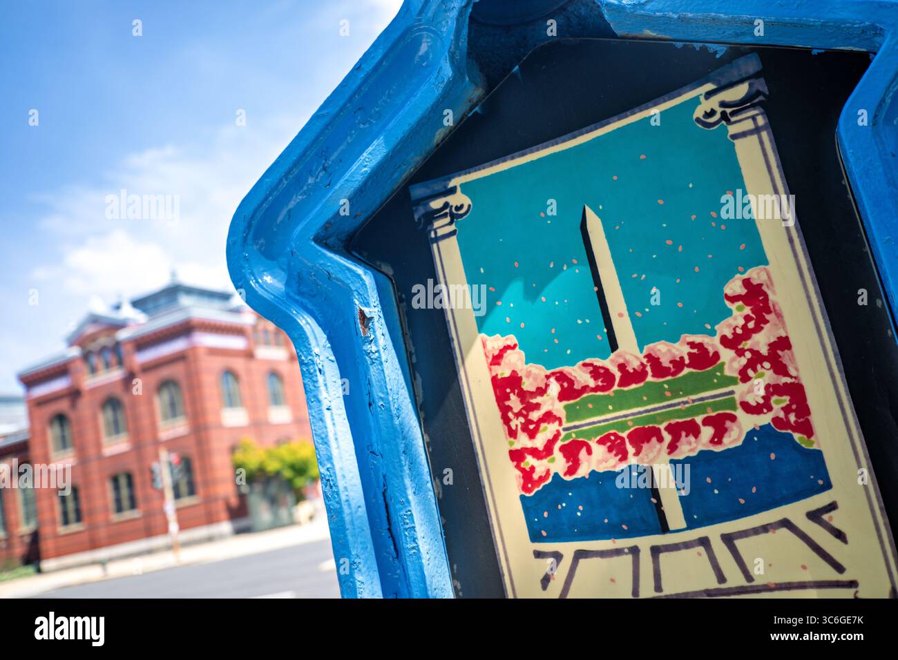 WASHINGTON DC – Ein Aquarellgemälde von Thomas Chesterfield, das 1990 für das Cherry Blossom Festival geschaffen wurde, ziert eine restaurierte historische Polizei- und Feuerwehrbox. Seit den 1860er Jahren wurden in der gesamten Hauptstadt Polizei- und Feuerwehrboxen installiert und begannen mit der Einführung des Notrufsystems 911 in den 1970er Jahren überholt zu werden, wobei funktionierende elektronische Komponenten bis 1995 entfernt wurden. Die Anrufboxen blieben aufgrund ihrer Größe und ihres Gewichts und wurden witterungsbedingt und vandalistisch verschlechtert. Dieses Projekt der öffentlichen Künste ist ein städteweites Projekt, das von Cultural Tourism DC in Partnern geleitet wird Stockfoto