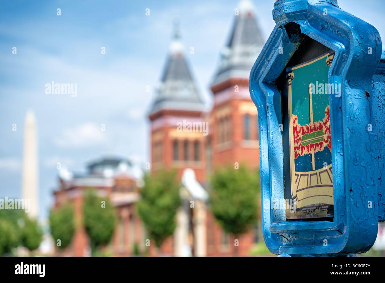 WASHINGTON DC – Ein Aquarellgemälde von Thomas Chesterfield, das 1990 für das Cherry Blossom Festival geschaffen wurde, ziert eine restaurierte historische Polizei- und Feuerwehrbox. Seit den 1860er Jahren wurden in der gesamten Hauptstadt Polizei- und Feuerwehrboxen installiert und begannen mit der Einführung des Notrufsystems 911 in den 1970er Jahren überholt zu werden, wobei funktionierende elektronische Komponenten bis 1995 entfernt wurden. Die Anrufboxen blieben aufgrund ihrer Größe und ihres Gewichts und wurden witterungsbedingt und vandalistisch verschlechtert. Dieses Projekt der öffentlichen Künste ist ein städteweites Projekt, das von Cultural Tourism DC in Partnern geleitet wird Stockfoto