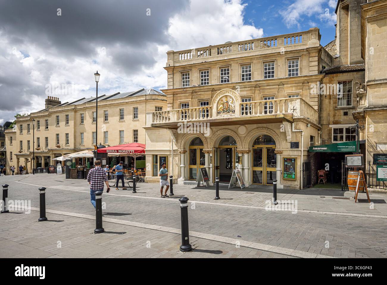 Das historische Bath Theatre Royal in Saw Close, Bath, Somerset, Großbritannien am 31. Juli 2025 Stockfoto