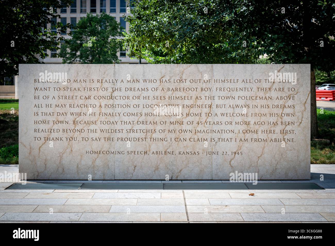 WASHINGTON DC – das Dwight D. Eisenhower Memorial zeigt ein Zitat aus Präsident Eisenhowers Homecoming-Rede, die am 22. Juni 1945 in Abilene, Kansas, gehalten wurde. Die Inschrift zeigt Eisenhowers Reflexion über Kindheitsträume und seinen Stolz auf seine Heimatstadt Kansas, die kurz nach der Kapitulation Deutschlands im Zweiten Weltkrieg erbracht wurde. Die Gedenkstätte wurde vom Architekten Frank Gehry entworfen und 2020 eingeweiht und ehrt Eisenhowers Doppelvermächtnis als Oberster Alliierter Befehlshaber in Europa und 34. Präsident der Vereinigten Staaten. Das Denkmal befindet sich in der Nähe der National Mall und erstreckt sich über ein vier Hektar großes Gelände mit Bronzeskulpturen Stockfoto