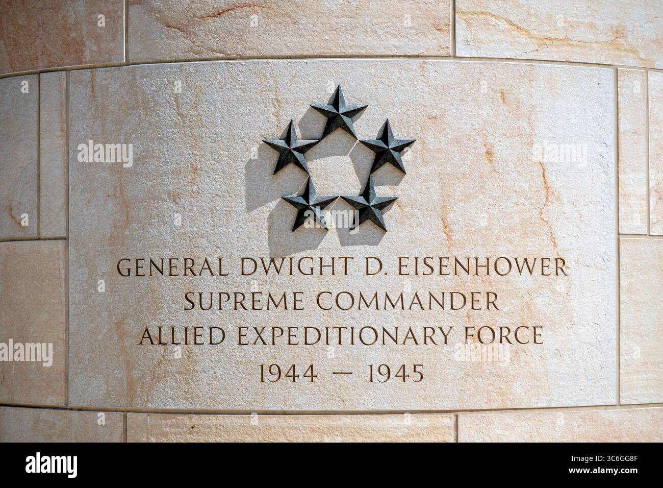 WASHINGTON DC – das General Dwight D. Eisenhower Memorial zeigt eine Inschrift, die Eisenhower als Oberbefehlshaber der alliierten Expeditionstruppe von 1944 bis 1945 ehrt. Die Gedenkstätte erinnert an Eisenhowers Doppelvermächtnis als militärischer Führer, der die D-Day-Invasion und den nachfolgenden Sieg der Alliierten in Europa überwachte, und als 34. Präsident der Vereinigten Staaten von 1953 bis 1961. Das Denkmal befindet sich in der Nähe der National Mall und wurde 2020 nach Jahrzehnten der Planung und Designentwicklung eingeweiht. Die Stätte verfügt über mehrere Elemente, darunter Skulpturenreliefs, beschriftete Wände und eine große Stockfoto