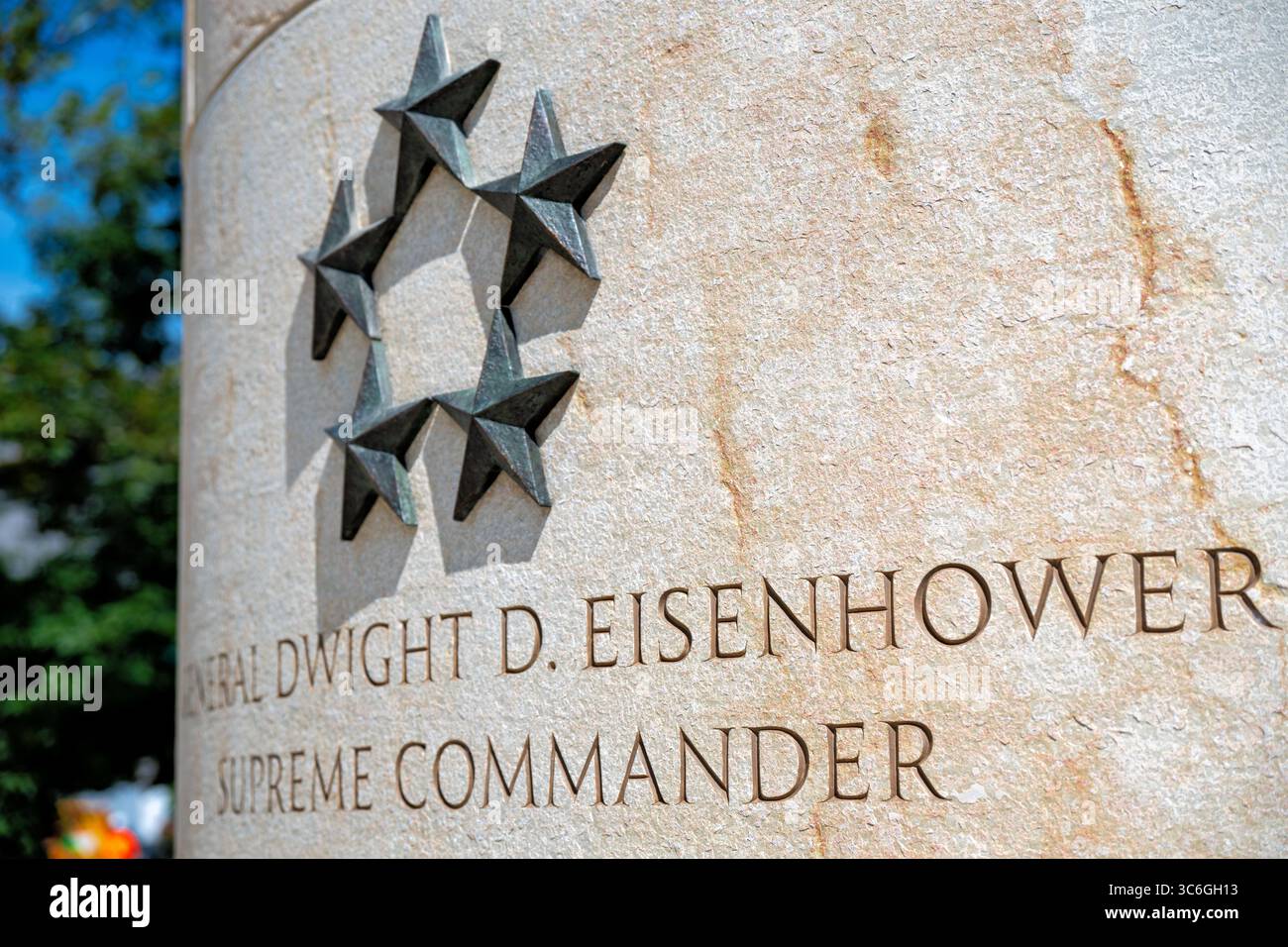 WASHINGTON DC – das General Dwight D. Eisenhower Memorial zeigt eine Inschrift, die Eisenhower als Oberbefehlshaber der alliierten Expeditionstruppe von 1944 bis 1945 ehrt. Die Gedenkstätte erinnert an Eisenhowers Doppelvermächtnis als militärischer Führer, der die D-Day-Invasion und den nachfolgenden Sieg der Alliierten in Europa überwachte, und als 34. Präsident der Vereinigten Staaten von 1953 bis 1961. Das Denkmal befindet sich in der Nähe der National Mall und wurde 2020 nach Jahrzehnten der Planung und Designentwicklung eingeweiht. Die Stätte verfügt über mehrere Elemente, darunter Skulpturenreliefs, beschriftete Wände und eine große Stockfoto
