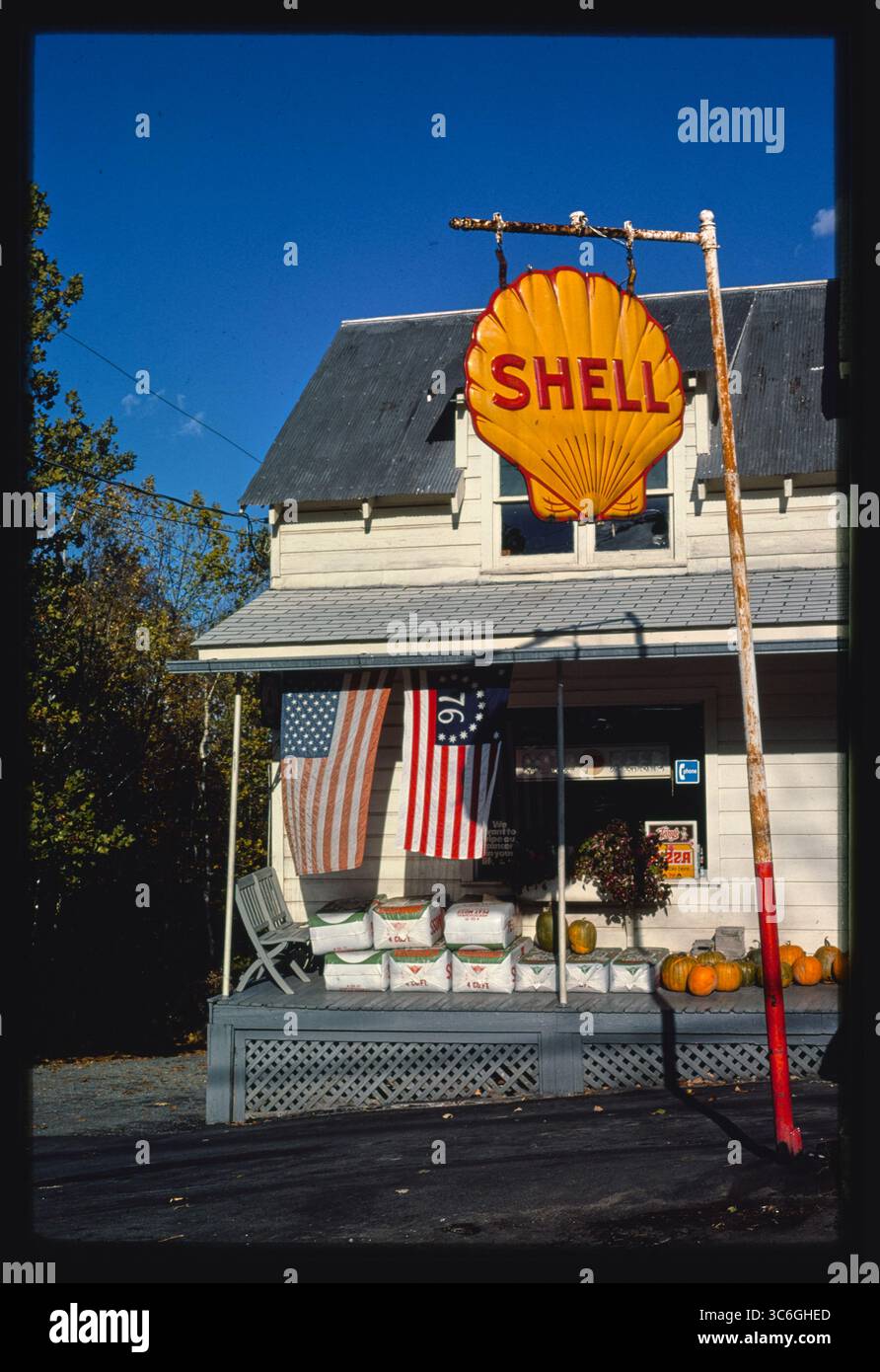 Shell Gas Schild und Gemischtwarenladen, Olivebridge, New York, 1976. Vintage Americana Tankstellenfotografie. Sehenswürdigkeiten Am Straßenrand. US 1970er-Jahre-Kredit J.Margolies Stockfoto