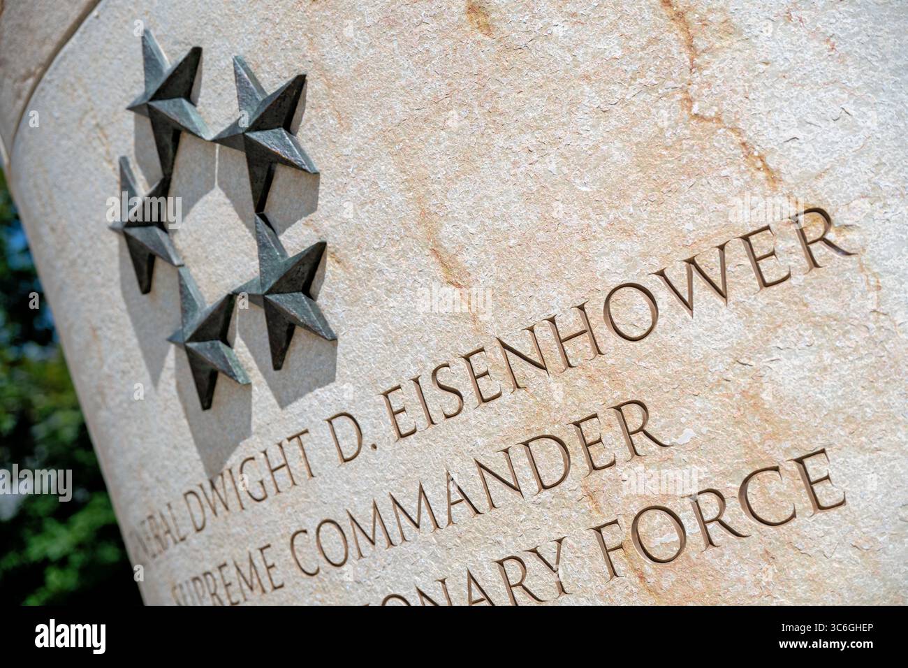WASHINGTON DC – das General Dwight D. Eisenhower Memorial zeigt eine Inschrift, die Eisenhower als Oberbefehlshaber der alliierten Expeditionstruppe von 1944 bis 1945 ehrt. Die Gedenkstätte erinnert an Eisenhowers Doppelvermächtnis als militärischer Führer, der die D-Day-Invasion und den nachfolgenden Sieg der Alliierten in Europa überwachte, und als 34. Präsident der Vereinigten Staaten von 1953 bis 1961. Das Denkmal befindet sich in der Nähe der National Mall und wurde 2020 nach Jahrzehnten der Planung und Designentwicklung eingeweiht. Die Stätte verfügt über mehrere Elemente, darunter Skulpturenreliefs, beschriftete Wände und eine große Stockfoto