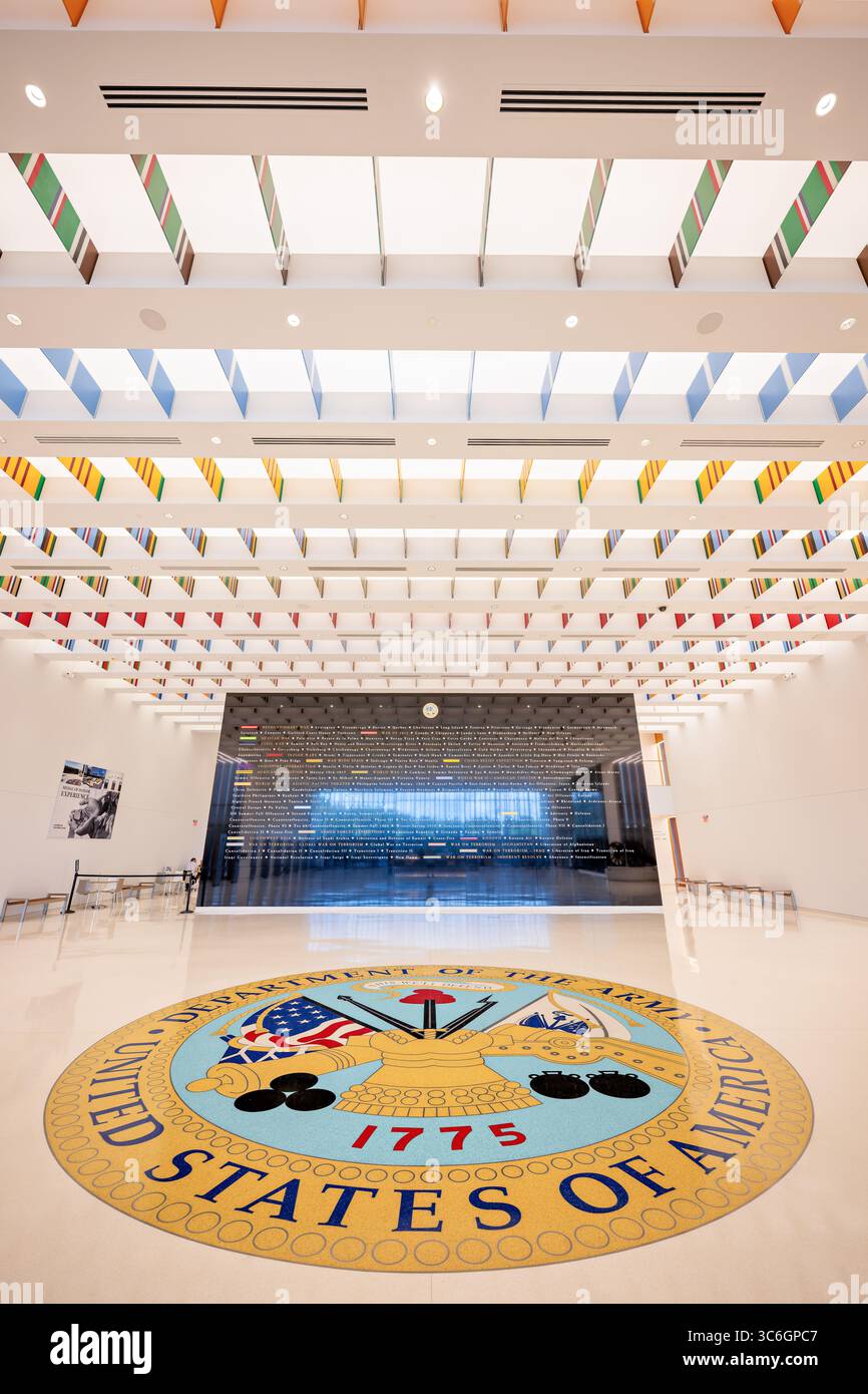 FORT BELVOIR, Virginia – das Hauptfoyer des National Museum of the United States Army zeigt das Armeesiegel auf dem Boden mit der Kampagnenwand in der Mitte. Das Museum ist die erste umfassende Institution, die sich der Geschichte der US-Armee seit ihrer Gründung im Jahr 1775 widmet. Das auf einer Fläche von 84 Acres (34 Hektar) in Fort Belvoir in Virginia gelegene 185 Hauptgebäude mit einer Fläche von 000 Quadratfuß (17.187) beherbergt Artefakte, Dokumente, Bilder und Kunstwerke, die die Rolle der Armee beim Aufbau und bei der Verteidigung der Nation demonstrieren. Das Museum wurde für die Öffentlichkeit in geöffnet Stockfoto FORT BELVOIR, Virginia – das Hauptfoyer des National Museum of the United States Army zeigt das Armeesiegel auf dem Boden mit der Kampagnenwand in der Mitte. Das Museum ist die erste umfassende Institution, die sich der Geschichte der US-Armee seit ihrer Gründung im Jahr 1775 widmet. Das auf einer Fläche von 84 Acres (34 Hektar) in Fort Belvoir in Virginia gelegene 185 Hauptgebäude mit einer Fläche von 000 Quadratfuß (17.187) beherbergt Artefakte, Dokumente, Bilder und Kunstwerke, die die Rolle der Armee beim Aufbau und bei der Verteidigung der Nation demonstrieren. Das Museum wurde für die Öffentlichkeit in geöffnet Stockfoto