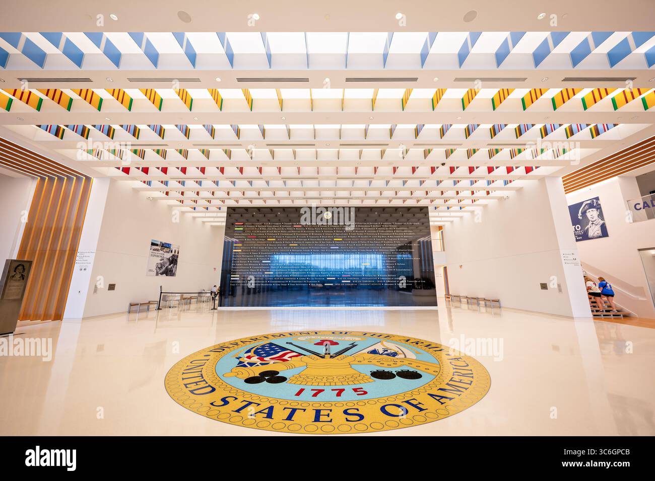 FORT BELVOIR, Virginia – das Hauptfoyer des National Museum of the United States Army zeigt das Armeesiegel auf dem Boden mit der Kampagnenwand in der Mitte. Das Museum ist die erste umfassende Institution, die sich der Geschichte der US-Armee seit ihrer Gründung im Jahr 1775 widmet. Das auf einer Fläche von 84 Acres (34 Hektar) in Fort Belvoir in Virginia gelegene 185 Hauptgebäude mit einer Fläche von 000 Quadratfuß (17.187) beherbergt Artefakte, Dokumente, Bilder und Kunstwerke, die die Rolle der Armee beim Aufbau und bei der Verteidigung der Nation demonstrieren. Das Museum wurde für die Öffentlichkeit in geöffnet Stockfoto FORT BELVOIR, Virginia – das Hauptfoyer des National Museum of the United States Army zeigt das Armeesiegel auf dem Boden mit der Kampagnenwand in der Mitte. Das Museum ist die erste umfassende Institution, die sich der Geschichte der US-Armee seit ihrer Gründung im Jahr 1775 widmet. Das auf einer Fläche von 84 Acres (34 Hektar) in Fort Belvoir in Virginia gelegene 185 Hauptgebäude mit einer Fläche von 000 Quadratfuß (17.187) beherbergt Artefakte, Dokumente, Bilder und Kunstwerke, die die Rolle der Armee beim Aufbau und bei der Verteidigung der Nation demonstrieren. Das Museum wurde für die Öffentlichkeit in geöffnet Stockfoto