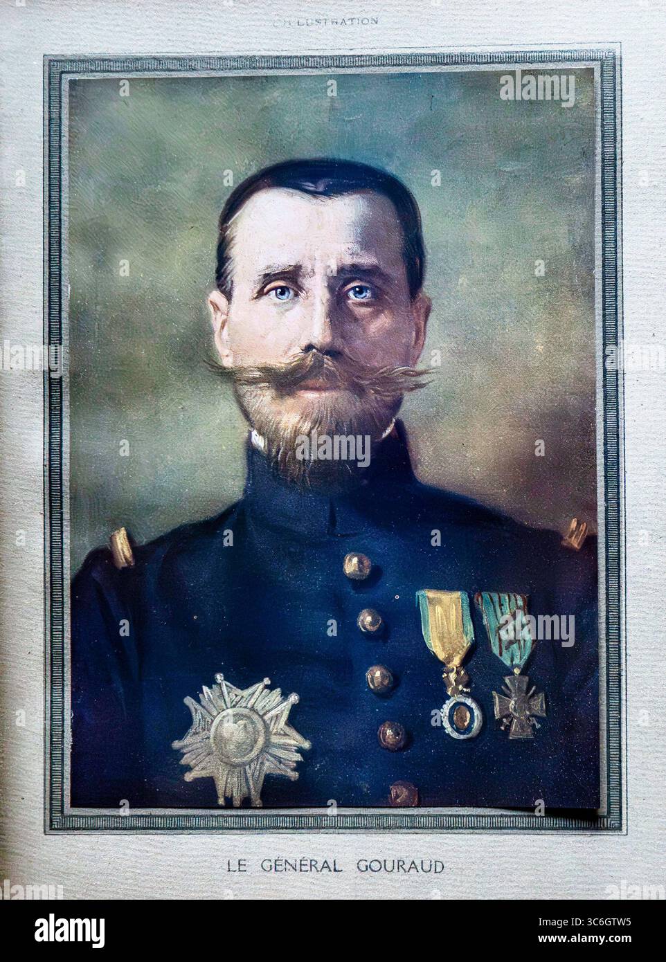 Handkoloriertes Porträt von General Henri Gouraud, veröffentlicht in L’Illustration am 19. Februar 1916. Gouraud, ein prominenter französischer Befehlshaber während des Ersten Weltkriegs, wird mit hohen militärischen Ehren wie der Légion d’honneur und dem Croix de Guerre ausgestellt. Bekannt für seine Führung in den Dardanellen und später an der Westfront, diente er weiter, nachdem er im Kampf seinen rechten Arm verloren hatte. Stockfoto