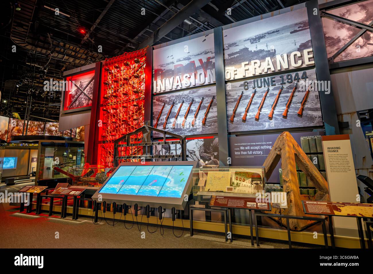 FORT BELVOIR, Virginia — die Ausstellung „Invasion Frankreichs“ in der Global war Gallery des National Museum of the United States Army zeigt Artefakte und Informationen über die alliierte Invasion des von den Nazis besetzten Frankreichs während des Zweiten Weltkriegs. Die Global war Gallery behandelt die Beteiligung der Armee am Zweiten Weltkrieg von 1941 bis 1945, einschließlich großer Kampagnen in Europa und im Pazifik. Das National Museum of the United States Army ist das erste umfassende Museum, das sich der Geschichte der United States Army seit ihrer Gründung im Jahr 1775 widmet. Das Hotel liegt auf 84 Acres (34 Hektar) in Fort Stockfoto