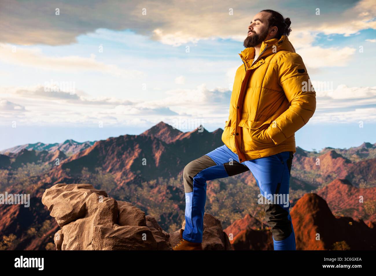 Der Wanderer stellt sich der Herausforderung, durch die Wildnis zu wandern, und genießt die Panorama-Berglandschaft als Erinnerung an Kraft und die Belohnung von Outdoor-Abenteuern. Abenteuerlustige. Stockfoto
