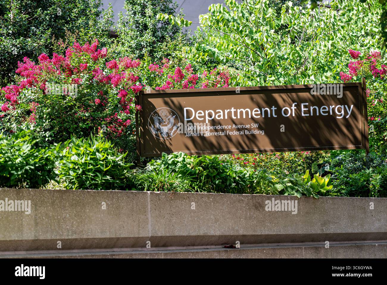 WASHINGTON DC – das James V. Forrestal Building dient als Hauptquartier des US-Energieministeriums. Das modernistische Bundesbüro wurde 1969 fertiggestellt und nach James Vincent Forrestal benannt, dem ersten US-Verteidigungsminister, der von 1947 bis 1949 diente. Das Gebäude befindet sich im Southwest Federal Center und beherbergt die oberste Führungs- und Verwaltungsbüros des Departements. Das Energieministerium wurde 1977 gegründet und konsolidierte verschiedene Energieprogramme und -Agenturen unter einer einzigen Abteilung auf Kabinettebene. Das Forrestal Building ist situat Stockfoto