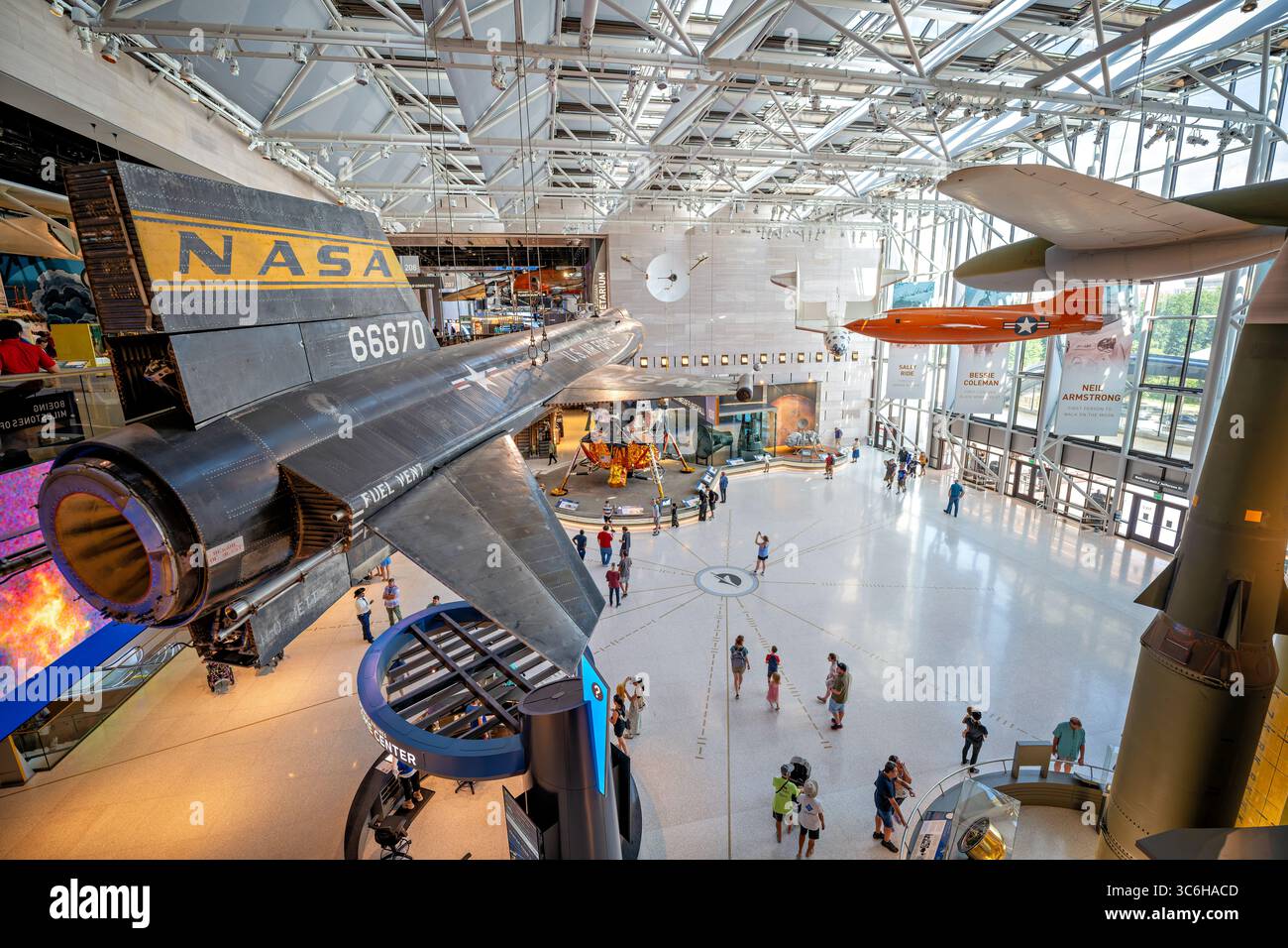North American X-15 Rocket Aircraft in Boeing Milestones of Flight Hall in Washington DC | WASHINGTON D.C., Vereinigte Staaten — das North American X-15 Raketenflugzeug hängt über dem Boden der Boeing Milestones of Flight Hall im Smithsonian National Air and Space Museum. Die X-15 wurde 1959 erstmals geflogen und war das erste geflügelte Flugzeug, das Geschwindigkeiten von Mach 4, 5 und 6 erreichte und in Höhen über 100.000 Fuß (30.500 m) eingesetzt wurde, was den atmosphärischen Flug und den Raumflug effektiv überbrückt. Seine Haut wurde aus Inconel X hergestellt, einer Nickellegierung, die Überschallerwärmung standhält. Stockfoto