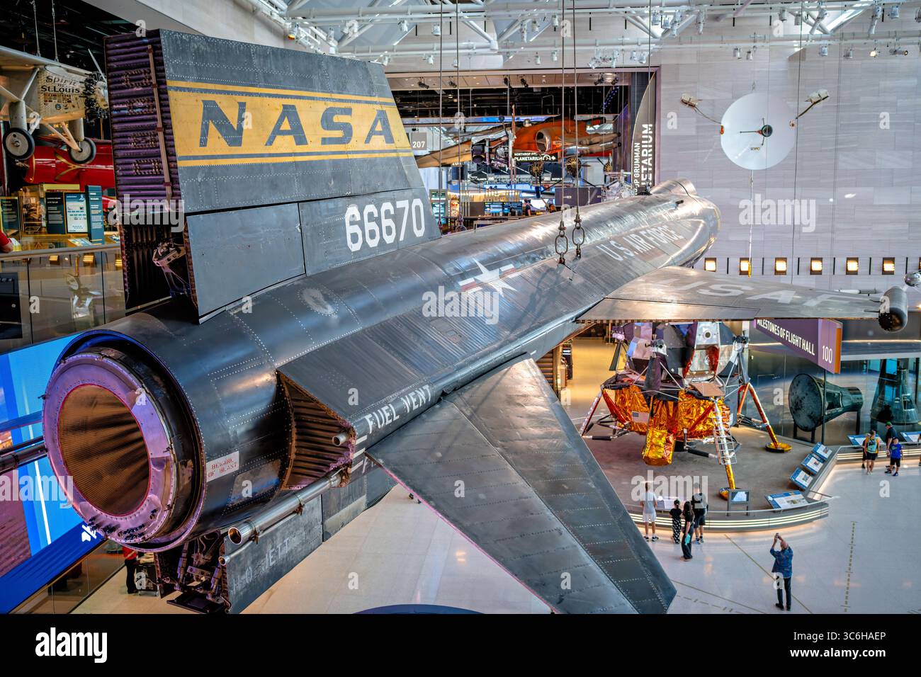 North American X-15 Rocket Aircraft in Boeing Milestones of Flight Hall in Washington DC | WASHINGTON D.C., Vereinigte Staaten — Ein Blick aus der Nähe des Rumpfes der North American X-15 und der NASA-Markierungen dominiert die Boeing Milestones of Flight Hall im Smithsonian National Air and Space Museum. Diese X-15, Serie 56–6670, war die erste von drei zwischen 1959 und 1968 gebauten und flogen Hyperschall-Forschungsmissionen. Darunter sind ein Apollo-Mondmodul und der Spirit of St. Louis zwischen den hängenden und bodenmontierten Raumschiffen und Flugzeugen der Halle zu sehen. Stockfoto