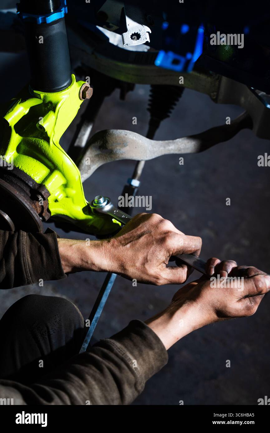 Scheibenbremse und Federbein werden für Driftrennen optimiert. Einbau der Vorderradaufhängung und der Bremsscheibe. Bremsscheibe und Strebe für Leistung Stockfoto
