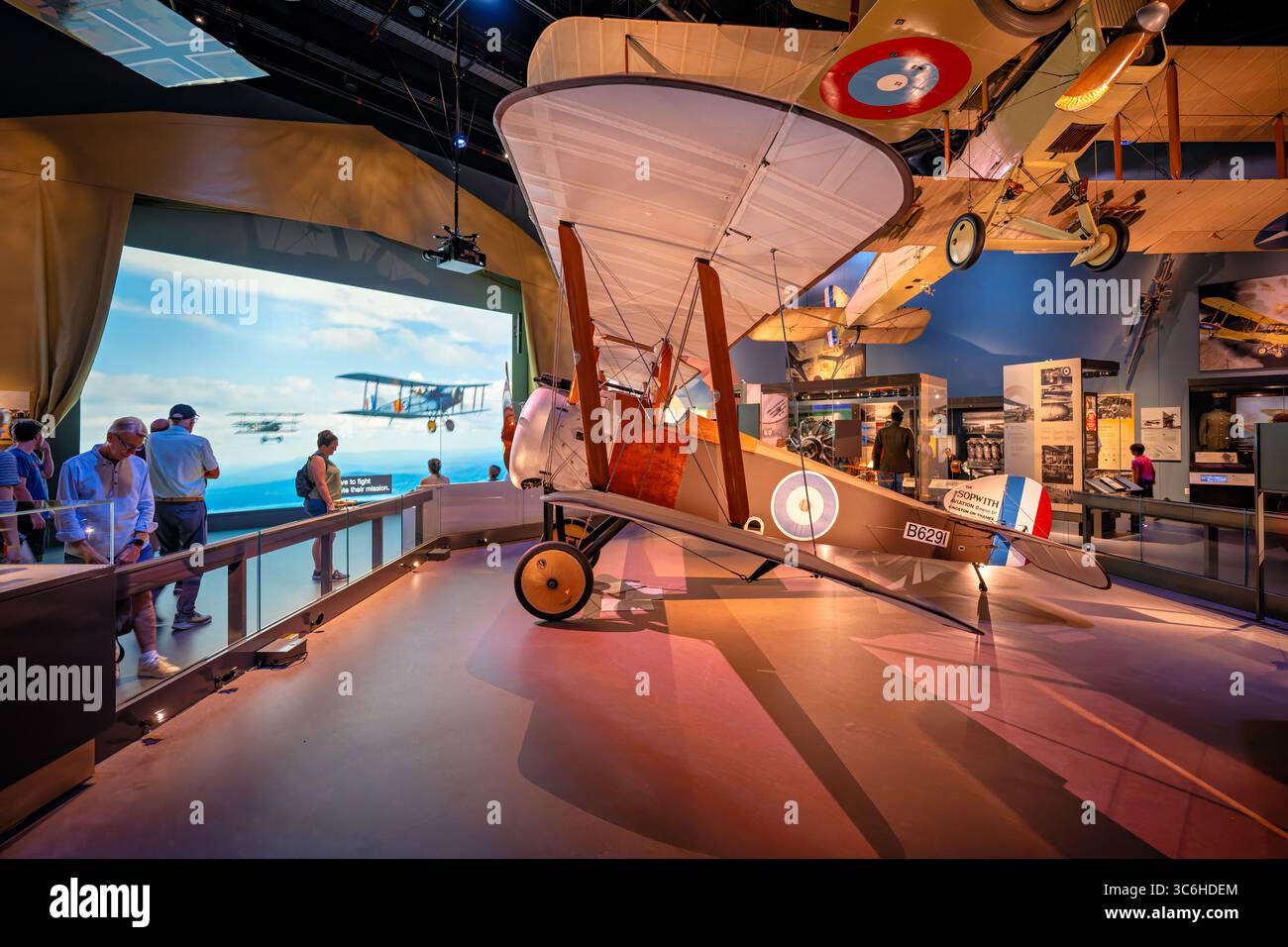WASHINGTON DC – das Kamel-Kampfflugzeug Sopwith F.1 B6291 wird im Smithsonian National Air and Space Museum als einziges erhaltenes Exemplar des 1. Weltkriegs ausgestellt. Dieses Flugzeug diente während des Krieges bei der No. 10 Squadron des Royal Naval Air Service. Die Camel wurde Mitte 1917 von Großbritannien eingeführt und wurde zum erfolgreichsten alliierten Kampfflugzeug des Ersten Weltkriegs, da sie mehr feindliche Flugzeuge als jedes andere alliierte Flugzeug abwarf. Obwohl es instabil und schwierig zu fliegen war und ständige Aufmerksamkeit des Piloten erforderte, machte diese Instabilität das Kamel hoch Stockfoto