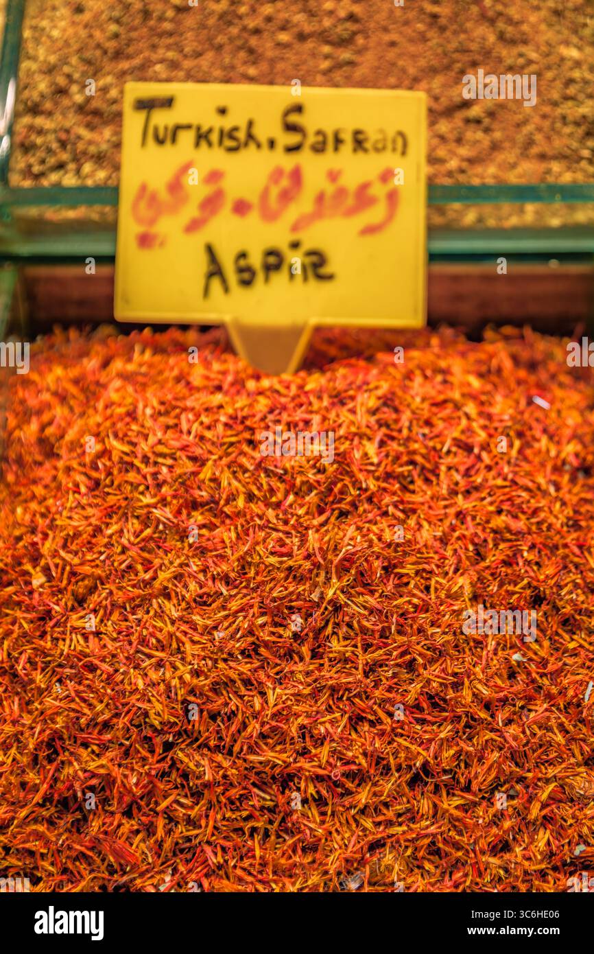 Eine lebendige Präsentation von leuchtend orangefarbenem safran und anderen bunten Gewürzen auf dem geschäftigen ägyptischen Basar Markt, Istanbul, der Türkei, Handel und Lebensmittelkultur Stockfoto