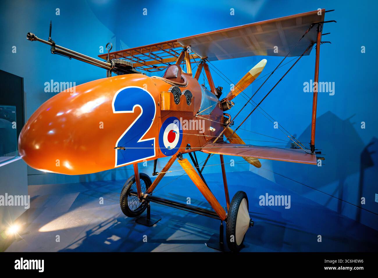 WASHINGTON DC – die Royal Aircraft Factory F.E.8-Schieberjäger-Reproduktion, die im Smithsonian National Air and Space Museum ausgestellt wurde, wurde 1973 von dem Oldtimer-Enthusiasten Cole Palen gebaut und flog auf den Old Rhinebeck Aerodrome Air Shows in New York. Die F.E.8 wurde im August 1916 von der Royal Aircraft Factory eingeführt und verfügte über eine Schieberkonfiguration mit einem Maschinengewehr an der Nase und dem Propeller an der Rückseite, sodass Piloten ohne Propellereingriffe auf feindliche Flugzeuge feuern konnten. Der hinten montierte Drehmotor LE Rhône 9C mit 80 PS und Propelleranordnung reduziert o Stockfoto